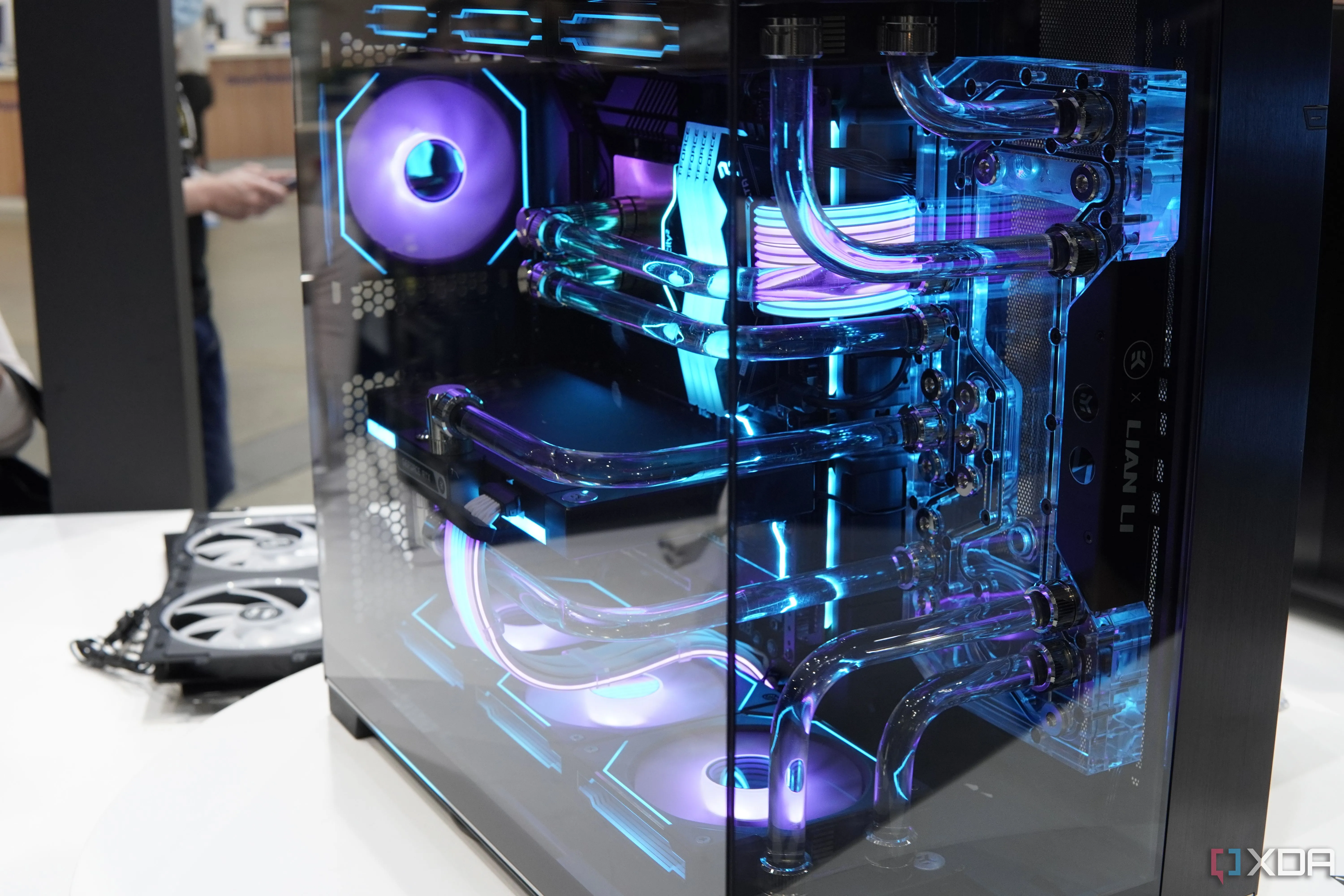 Góc nhìn phía trước nghiêng của một PC được lắp ráp bên trong vỏ case Lian Li O11D Evo RGB, làm nổi bật thiết kế tản nhiệt
