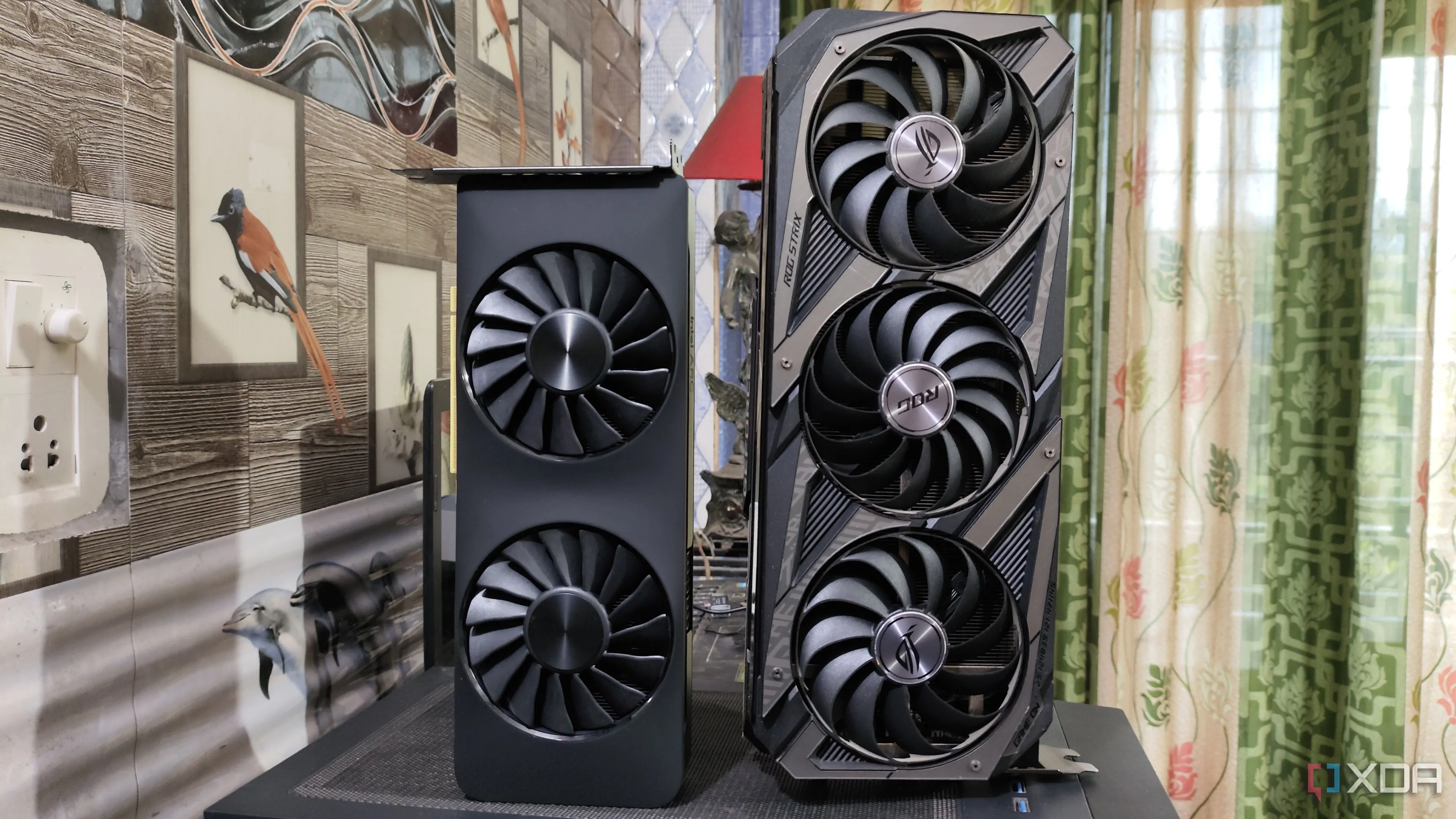 Hai card đồ họa, Intel Arc A750 và ASUS Rog Strix RTX 3080 Ti