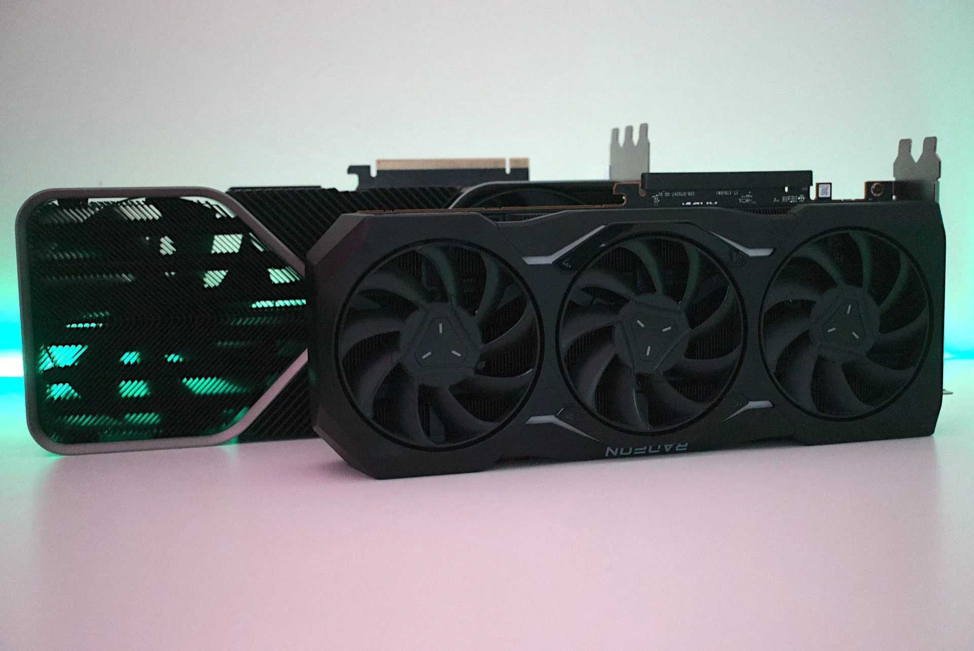 Hai card đồ họa NVIDIA GeForce RTX 4090 và AMD Radeon RX 7900 XTX