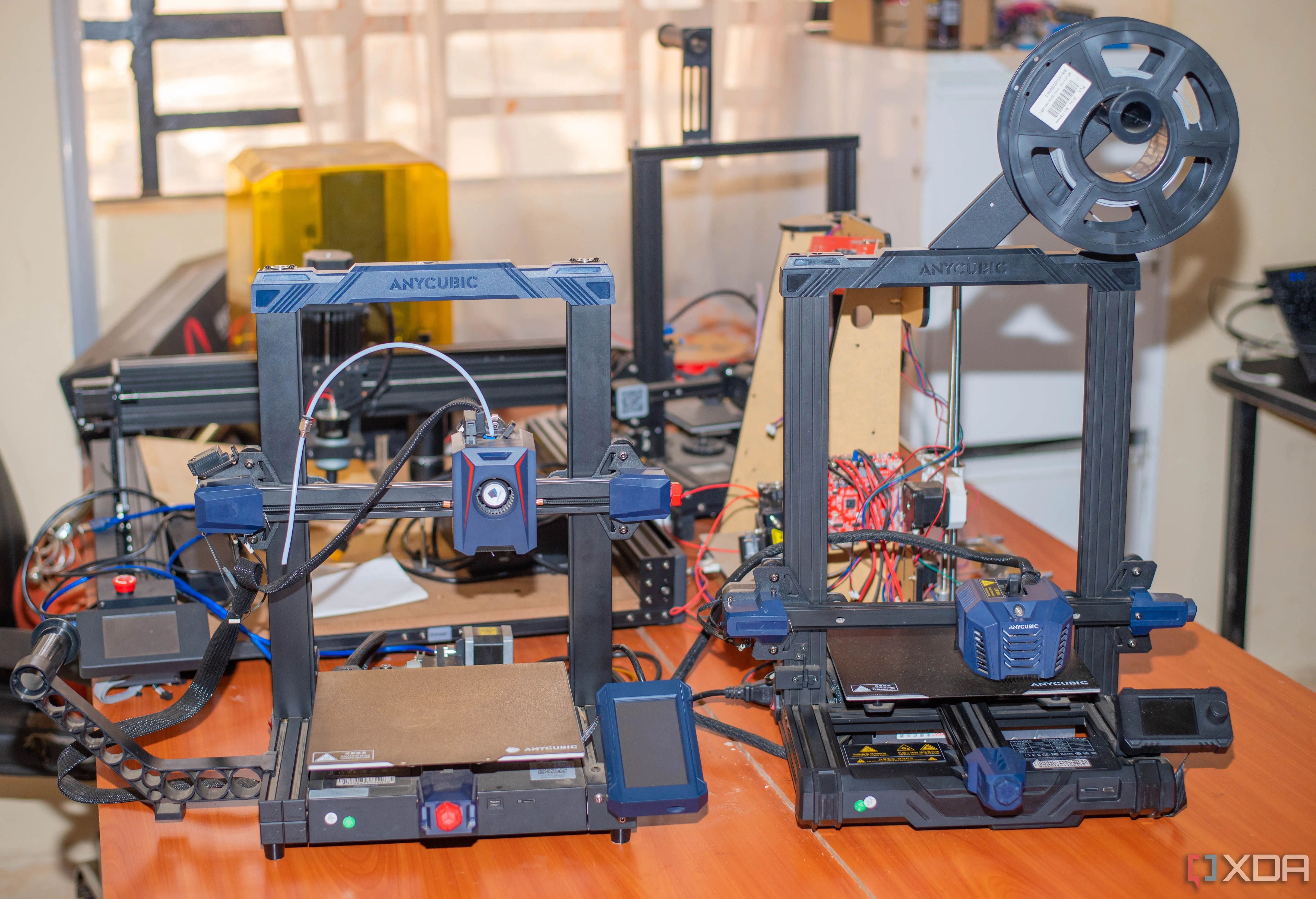 Hai chiếc máy in 3D đặt trên bàn