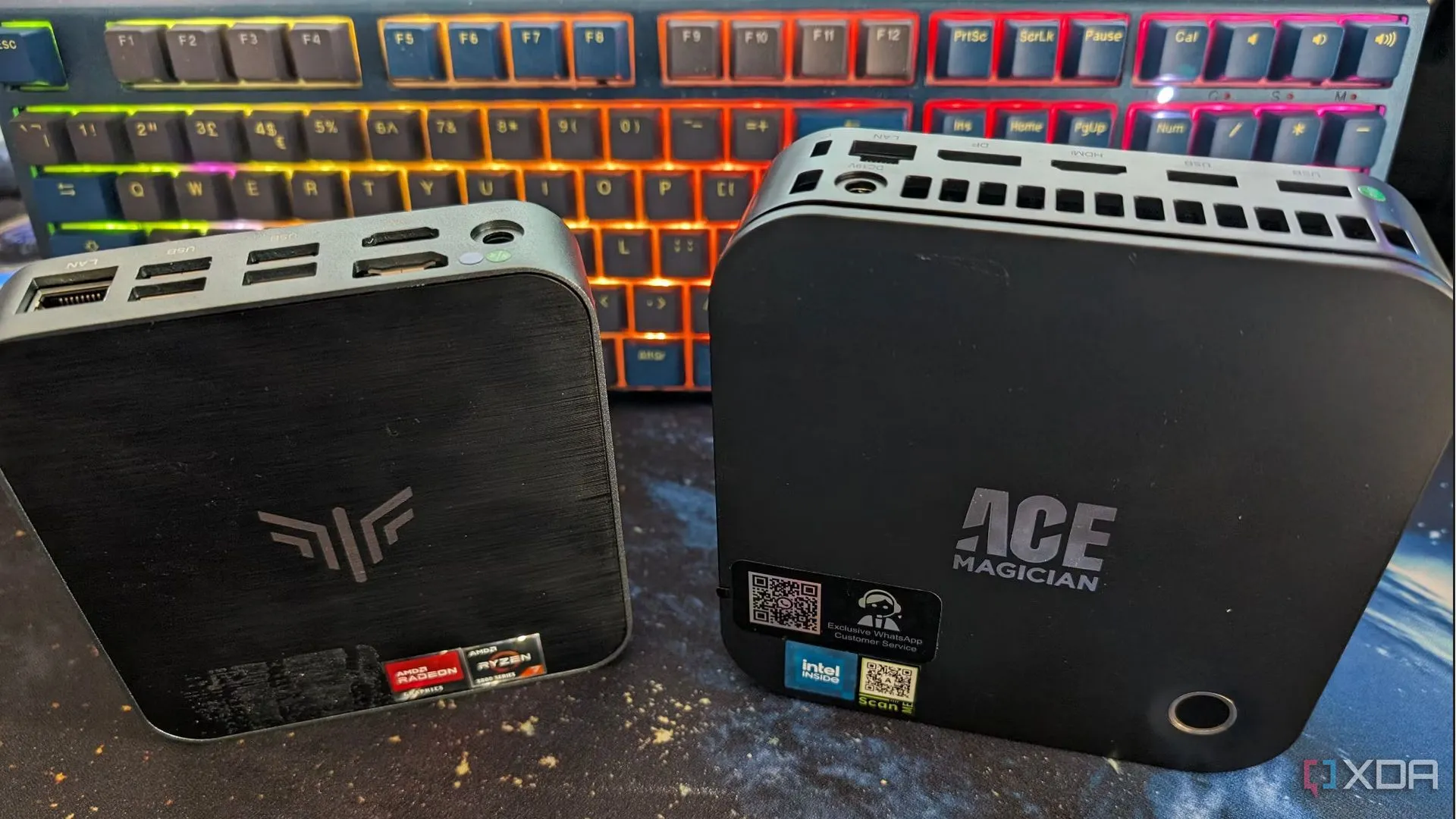 Hai chiếc Mini PC AMD và Intel đặt cạnh nhau, minh họa cho việc sử dụng máy tính nhỏ gọn chạy Windows để giả lập game retro