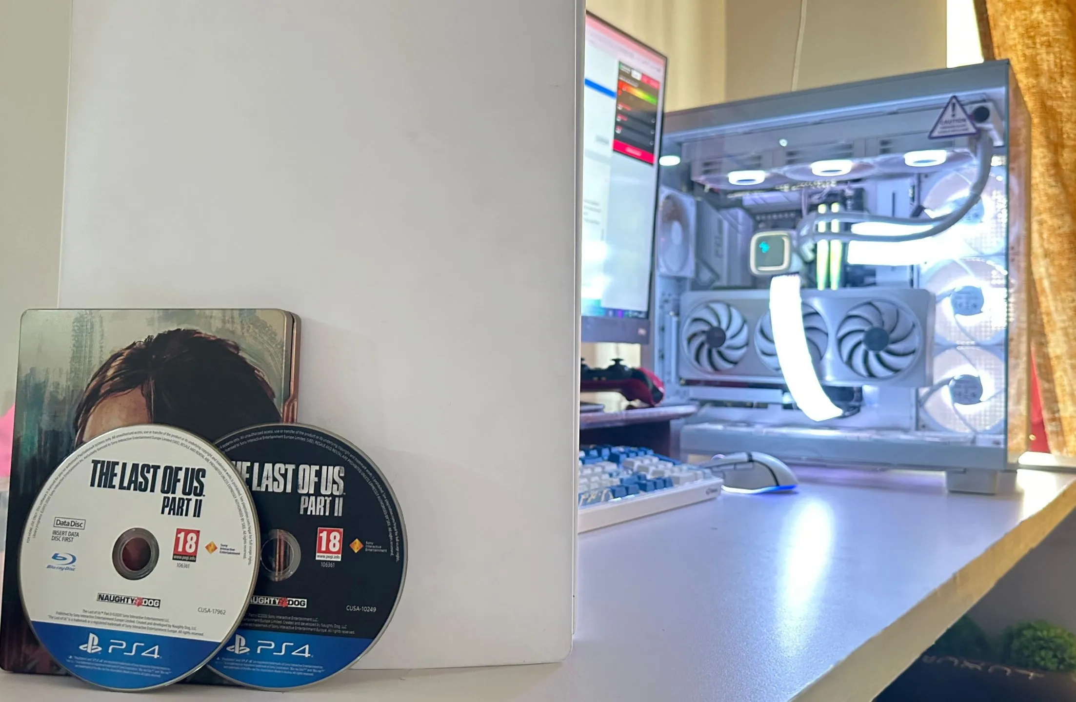 Hai đĩa game The Last of Us Part II cho PS4