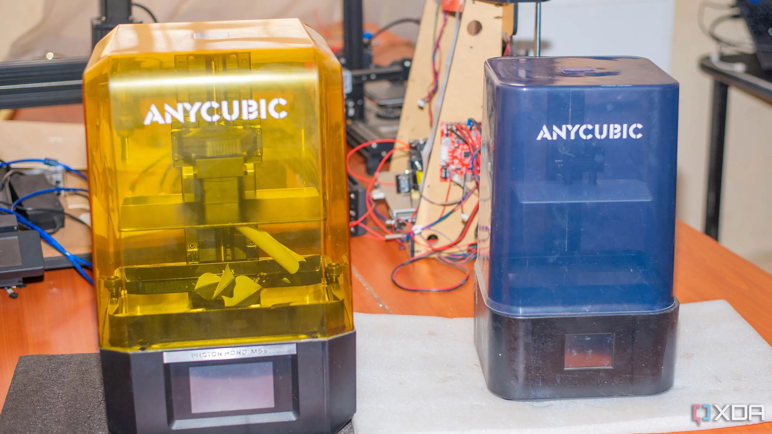 Hai máy in 3D Anycubic trên bàn làm việc