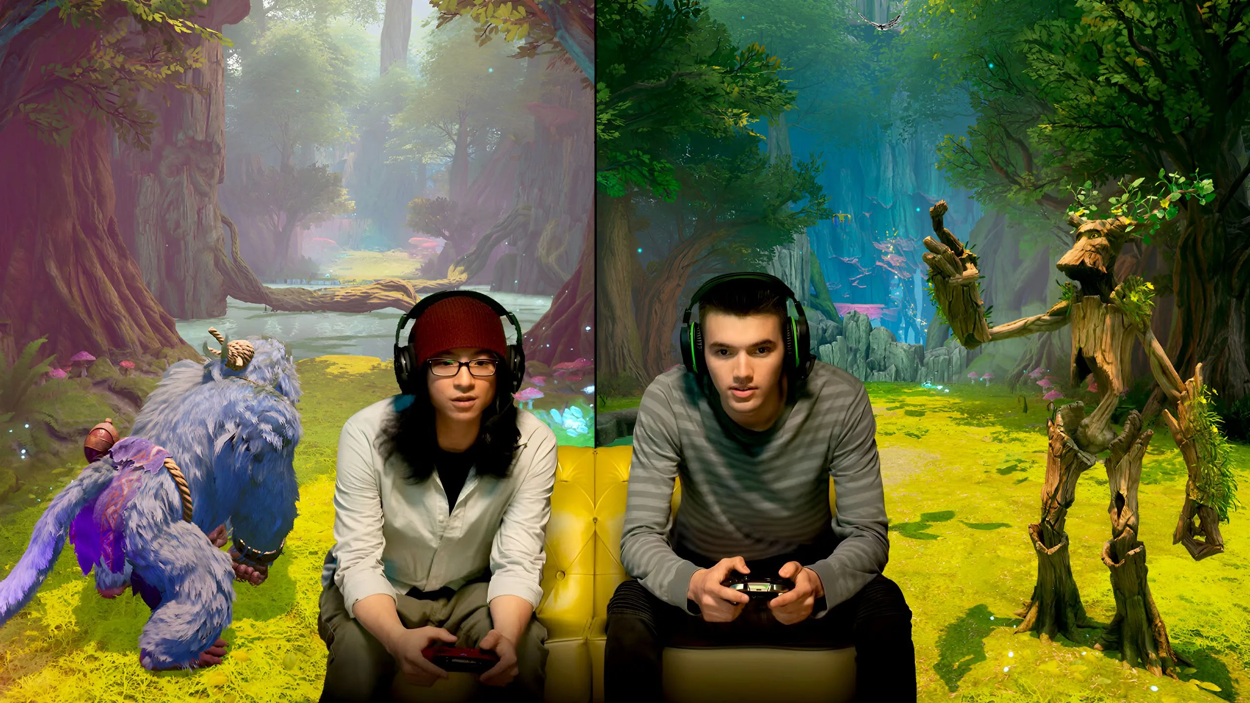 Hai người chơi game kinh dị co-op trên sofa, thể hiện sự gắn kết và vui vẻ