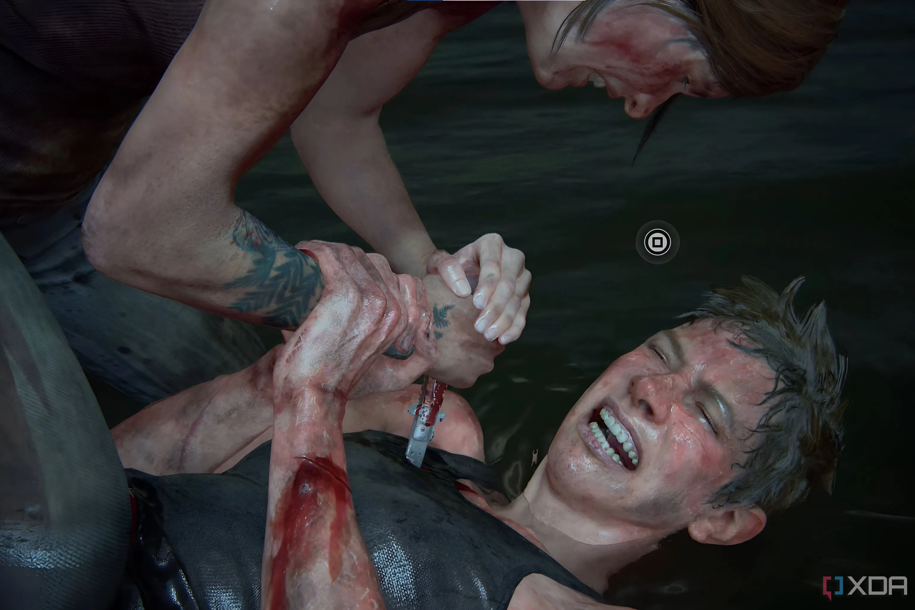 Hai người phụ nữ đang đánh nhau trong The Last of Us Part II, một người dùng dao đâm người kia