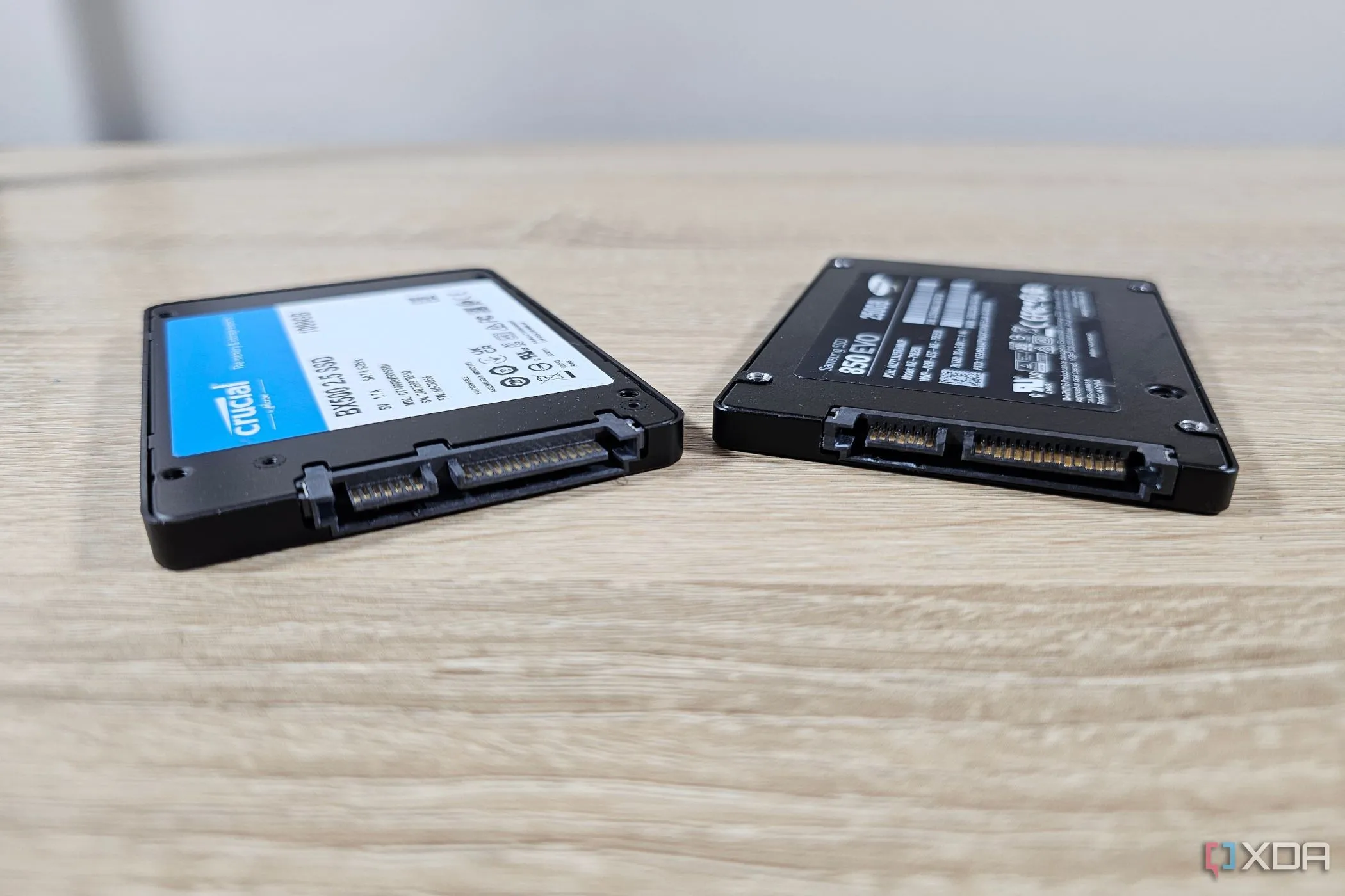 Hai ổ cứng SSD SATA của Samsung và Crucial đặt cạnh nhau trên bàn