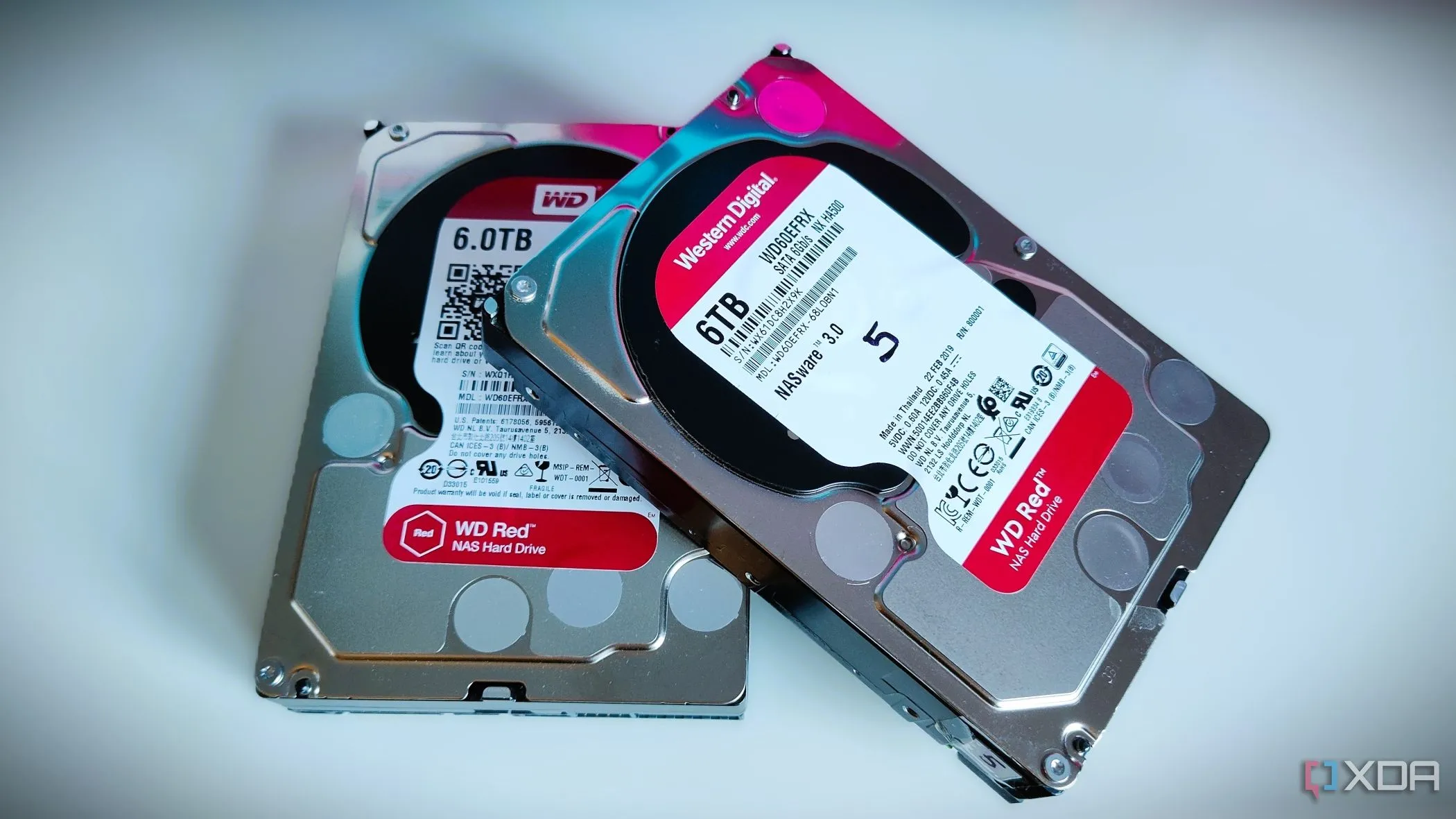 Hai ổ cứng Western Digital 6TB xếp chồng lên nhau, tượng trưng cho tầm quan trọng của việc sao lưu dữ liệu trong môi trường home lab