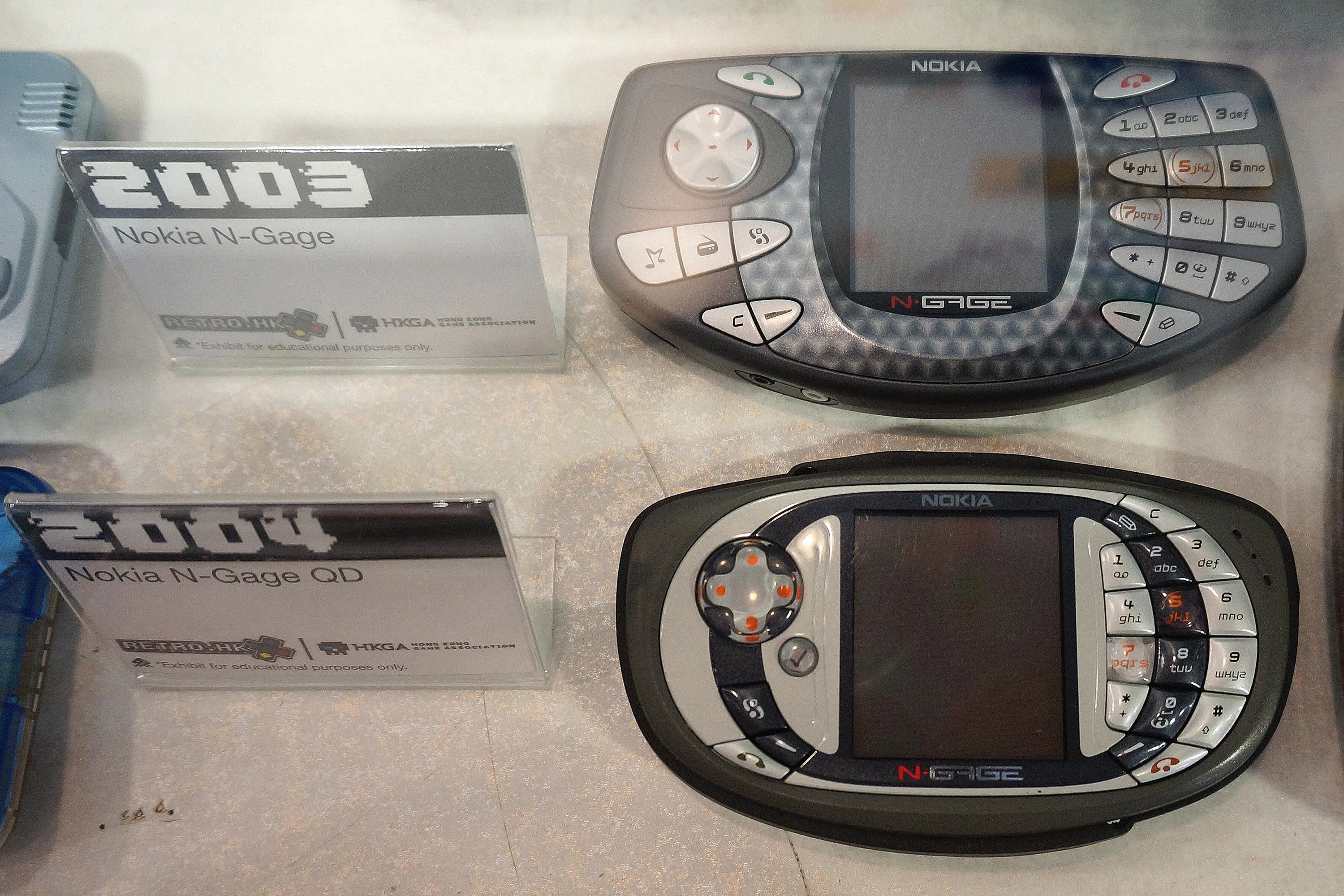 Hai phiên bản điện thoại chơi game Nokia N-Gage và N-Gage QD với thiết kế độc đáo nhưng không thực tế