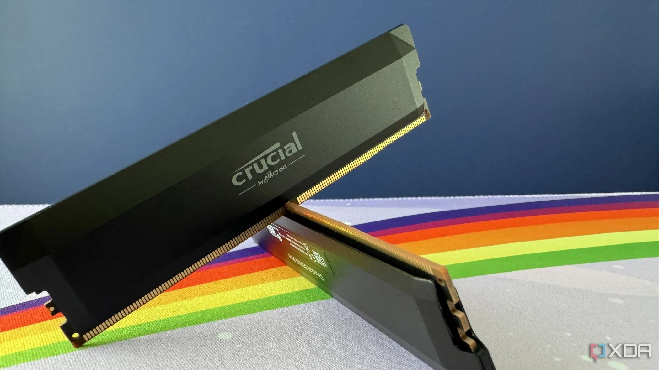 Hai thanh RAM Crucial Pro Overclocking DDR5-6000 được sắp xếp chéo, tượng trưng cho sự lựa chọn RAM tối ưu.