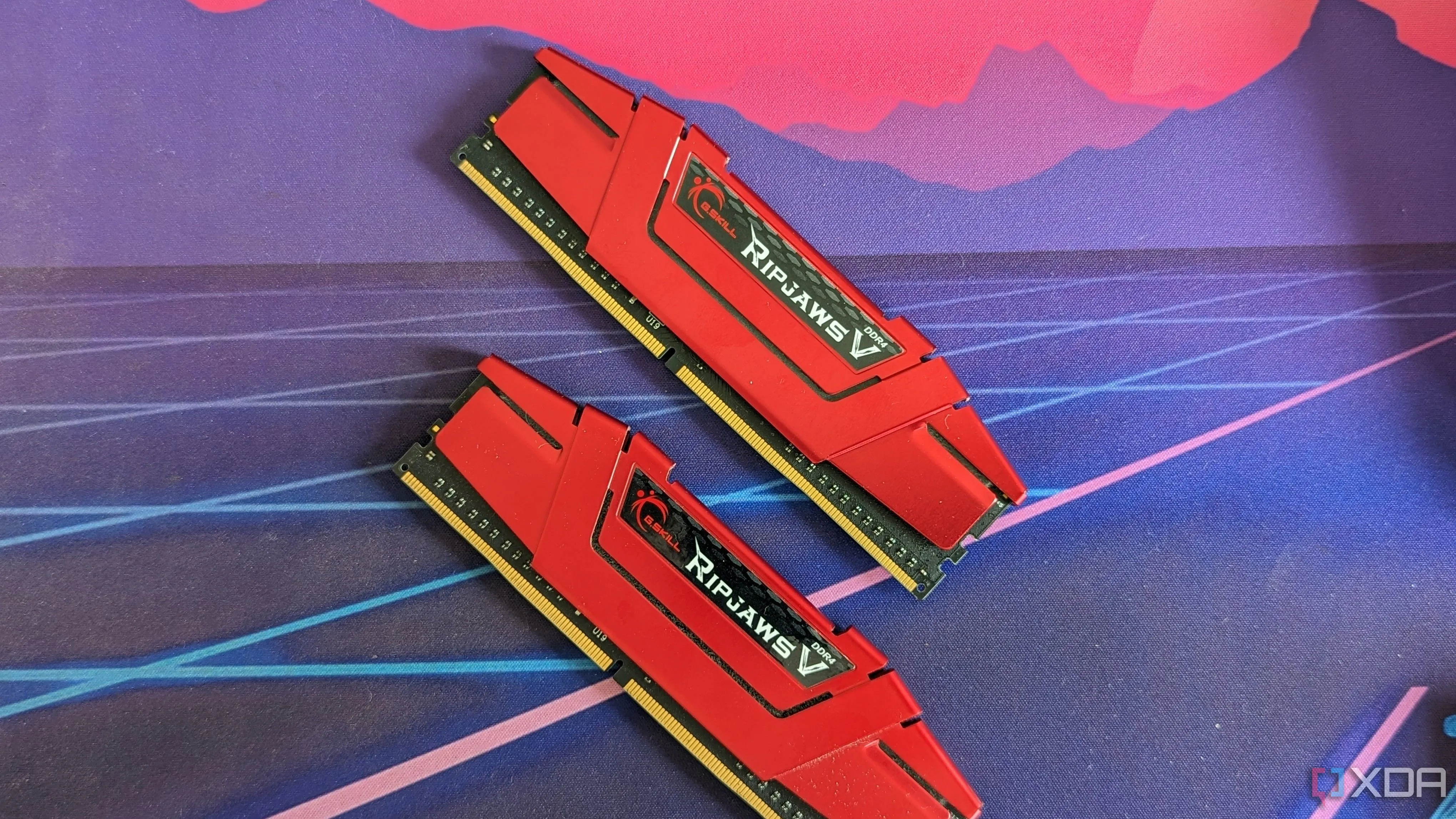 Hai thanh RAM DDR4 G.Skill Ripjaws màu đỏ, tượng trưng cho tốc độ mặc định JEDEC 2133MT/s trước khi kích hoạt XMP