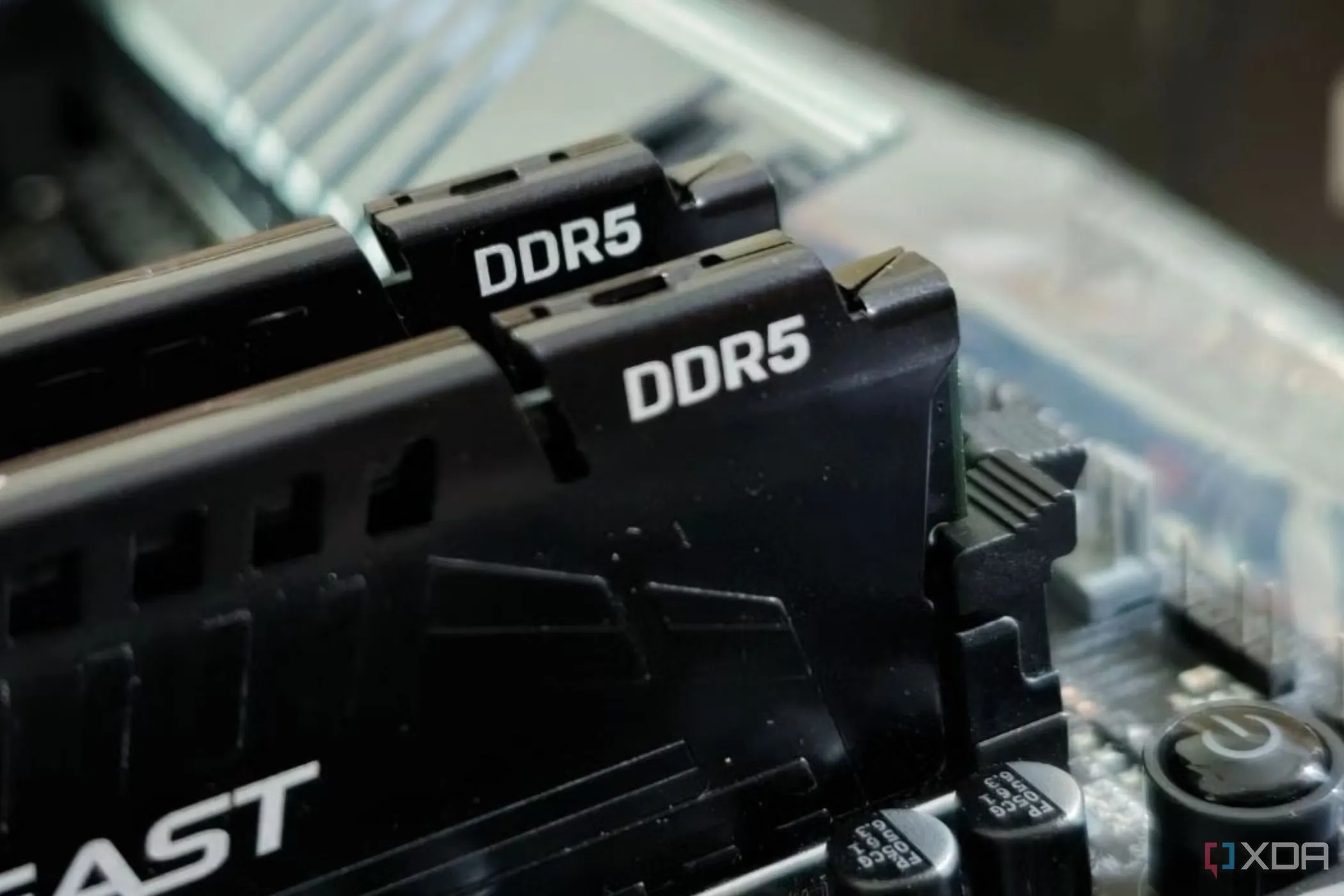 Hai thanh RAM DDR5 gắn trên bo mạch chủ, minh họa công nghệ bộ nhớ mới