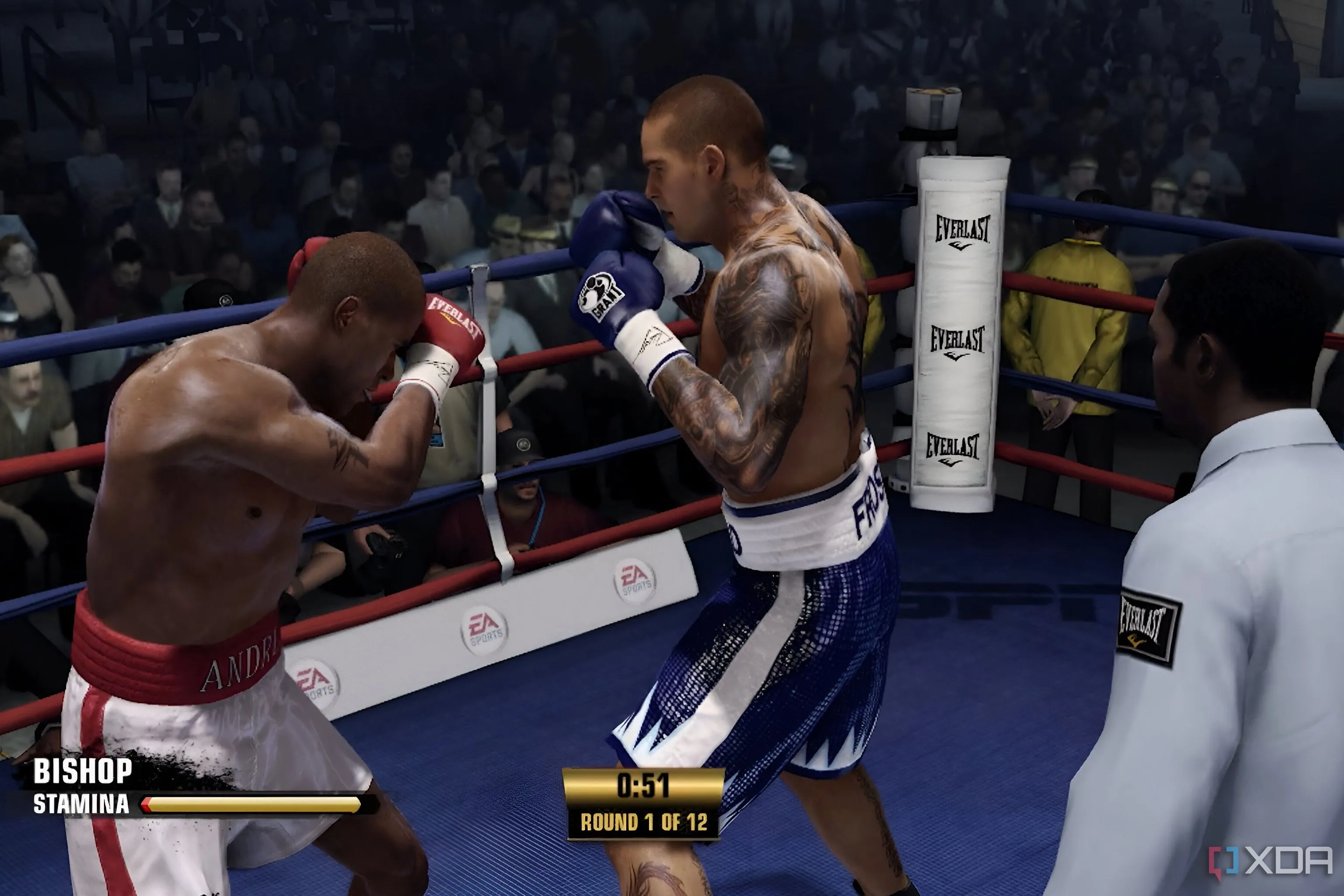 Hai võ sĩ quyền Anh trong Fight Night Champion đang chiến đấu trên sàn, trọng tài quan sát