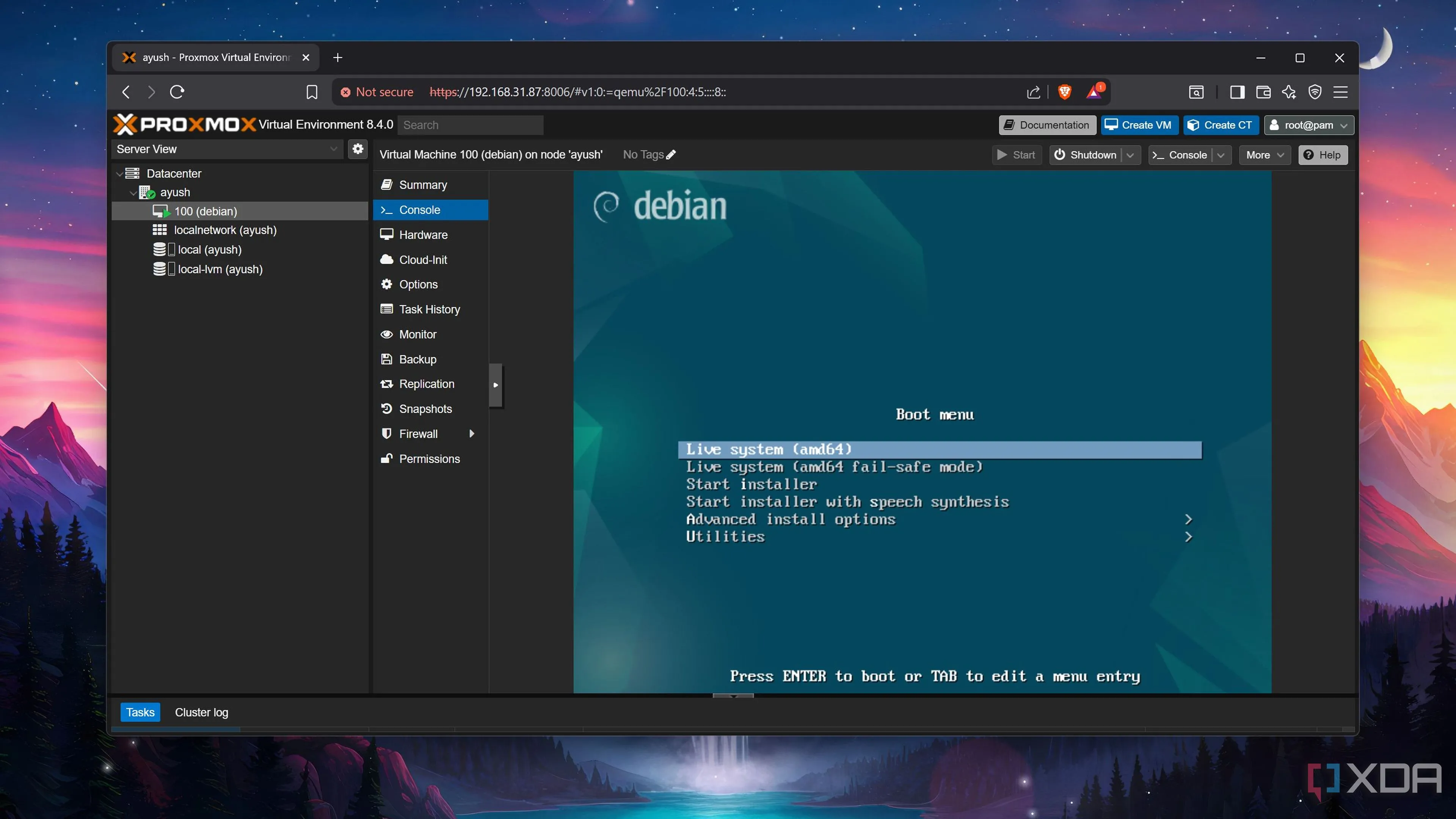 Hệ điều hành Debian với giao diện desktop đang chạy trong máy ảo (VM) trên nền tảng Proxmox VE