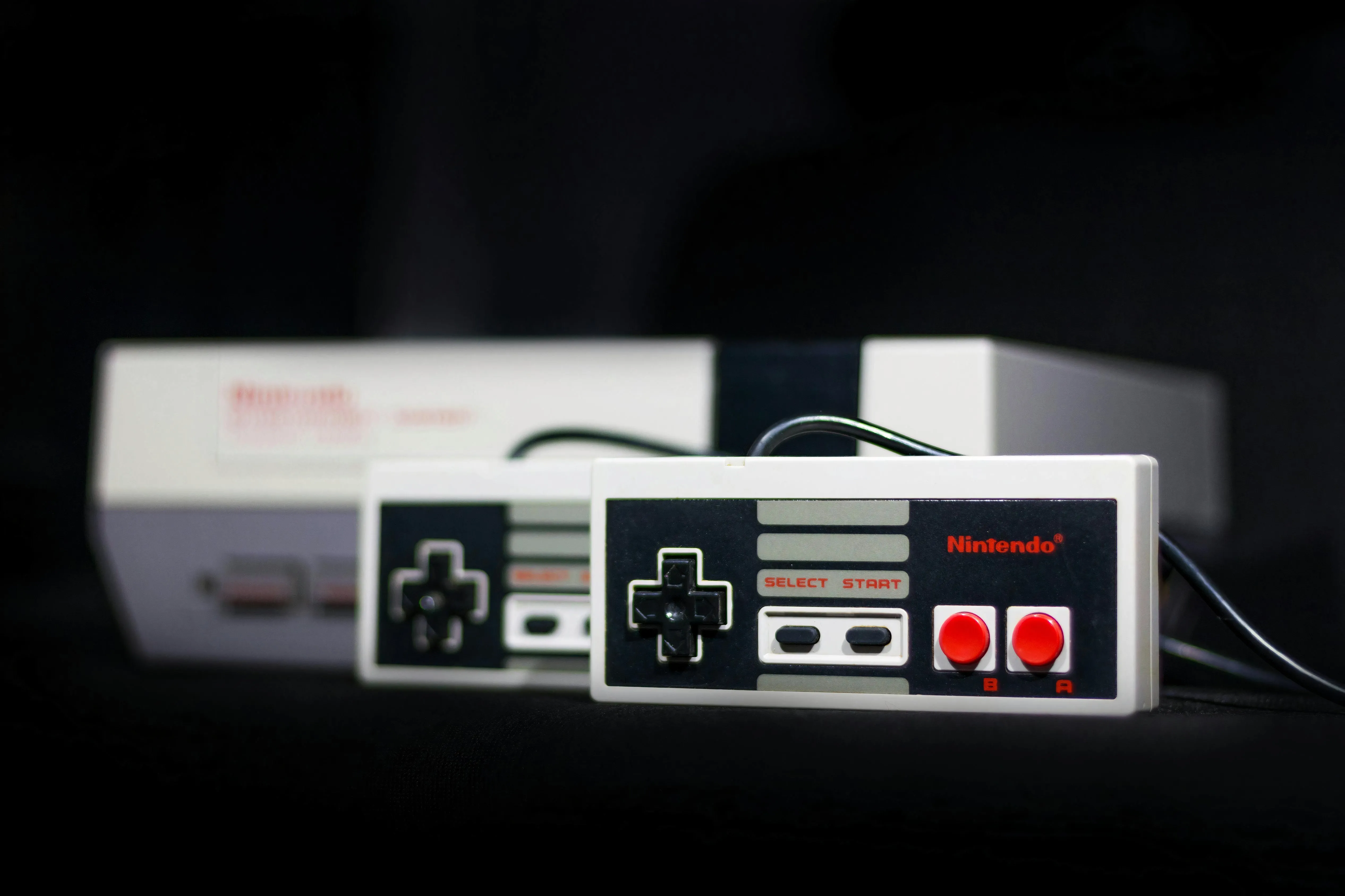 Hệ thống giải trí Nintendo (NES) huyền thoại với tay cầm điều khiển