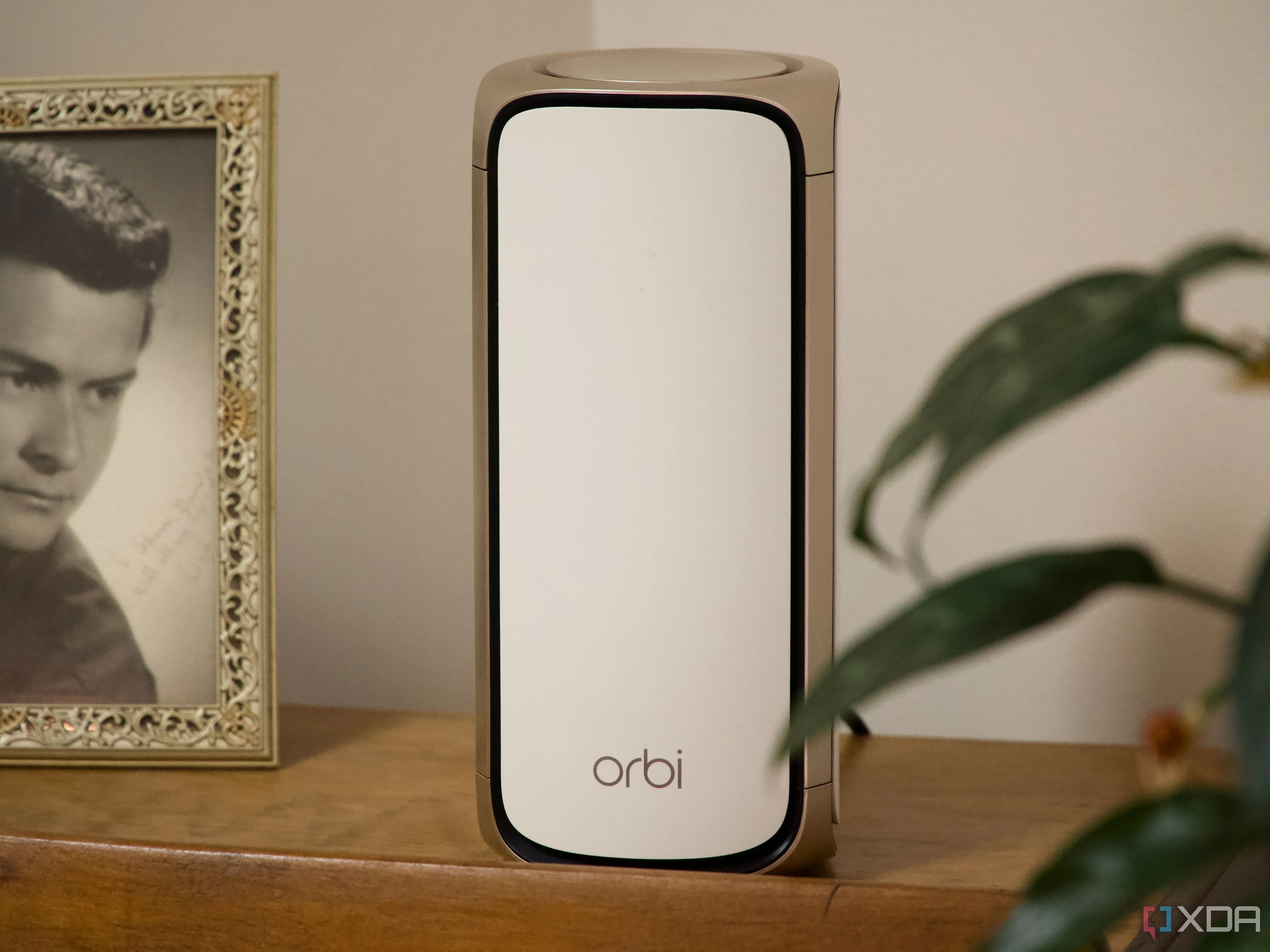 Hệ thống mesh Wi-Fi 7 Netgear Orbi RBE973S trên bàn làm việc, ví dụ về thiết bị Wi-Fi 7 hiện đại
