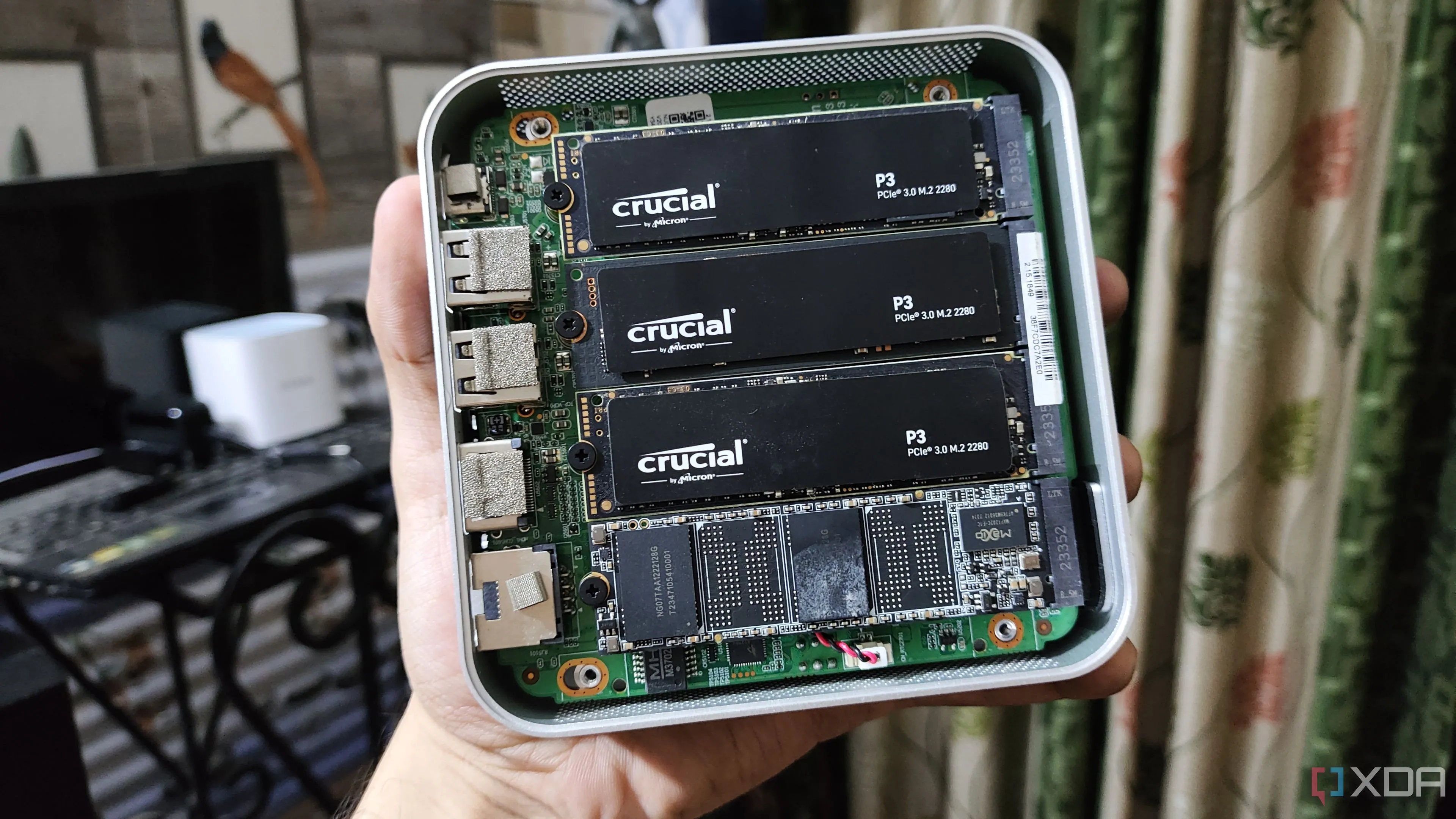 Hệ thống NAS Aiffro với bốn ổ SSD, minh họa việc sử dụng SSD trong các giải pháp lưu trữ chuyên biệt