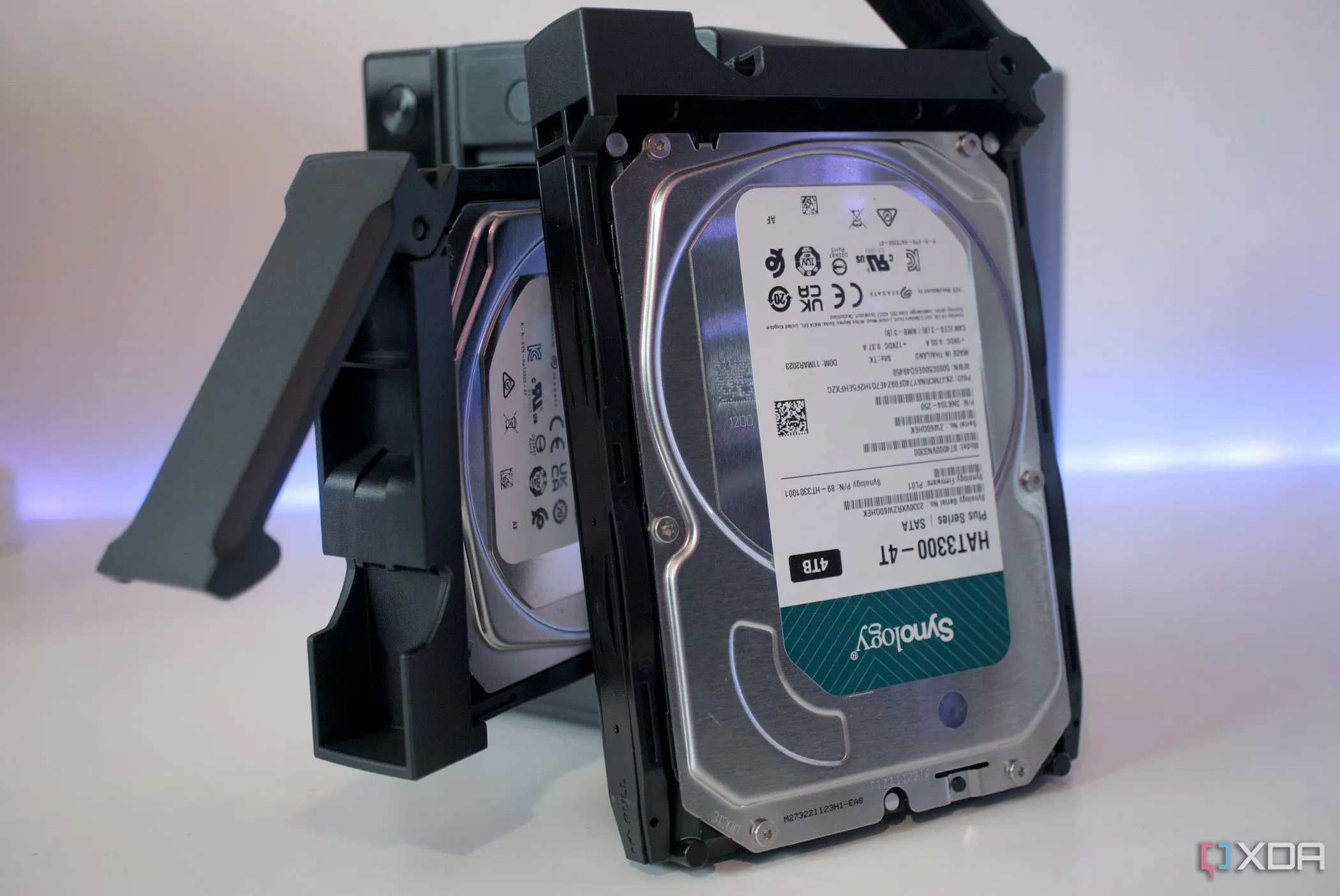 Hệ thống NAS Asustor Drivestor 2 Pro Gen2 với các khay ổ đĩa để sao lưu dữ liệu cá nhân