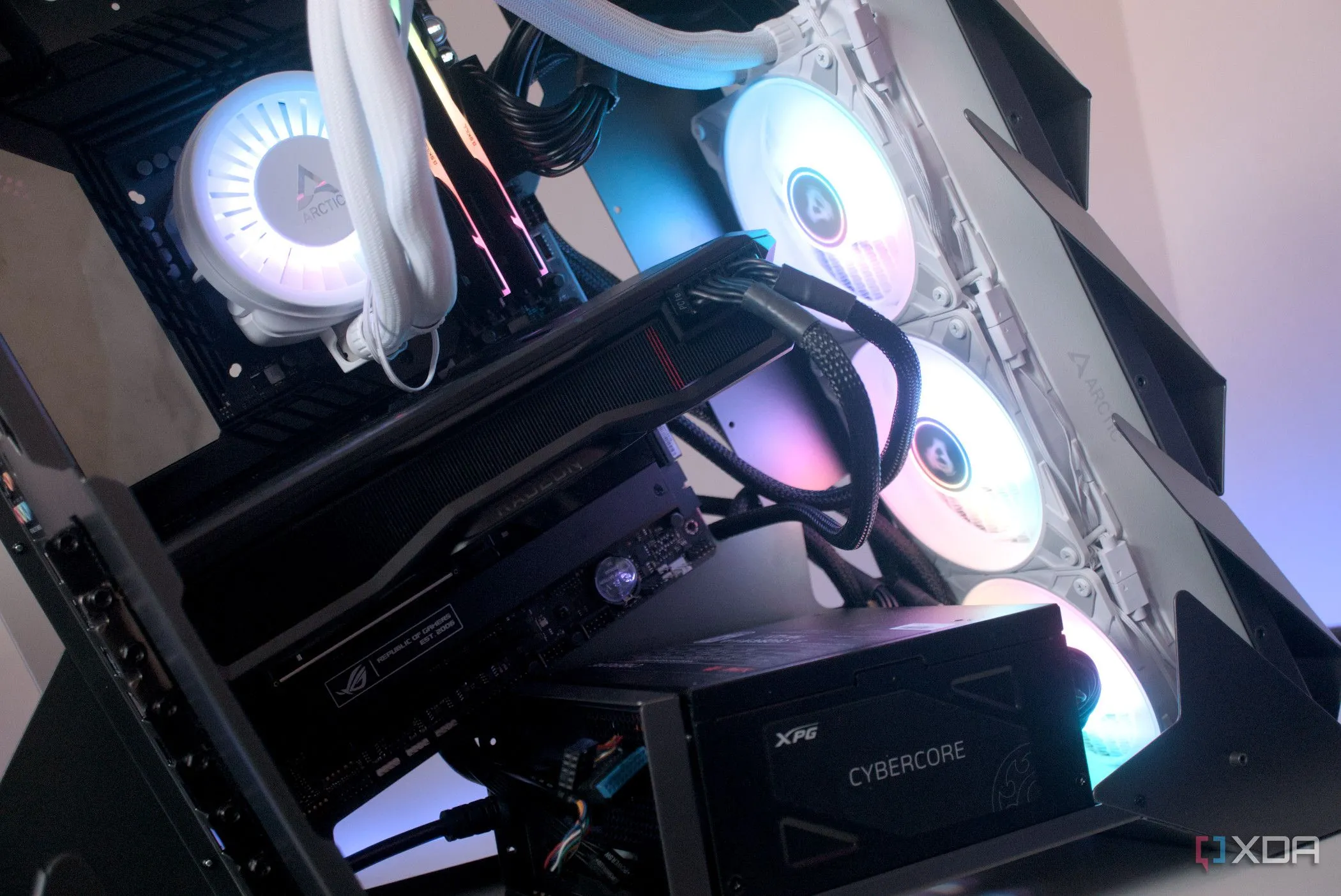 Hệ thống PC gaming được lắp ráp bên trong vỏ case Vetroo K1 Pangolin với các linh kiện đang hoạt động