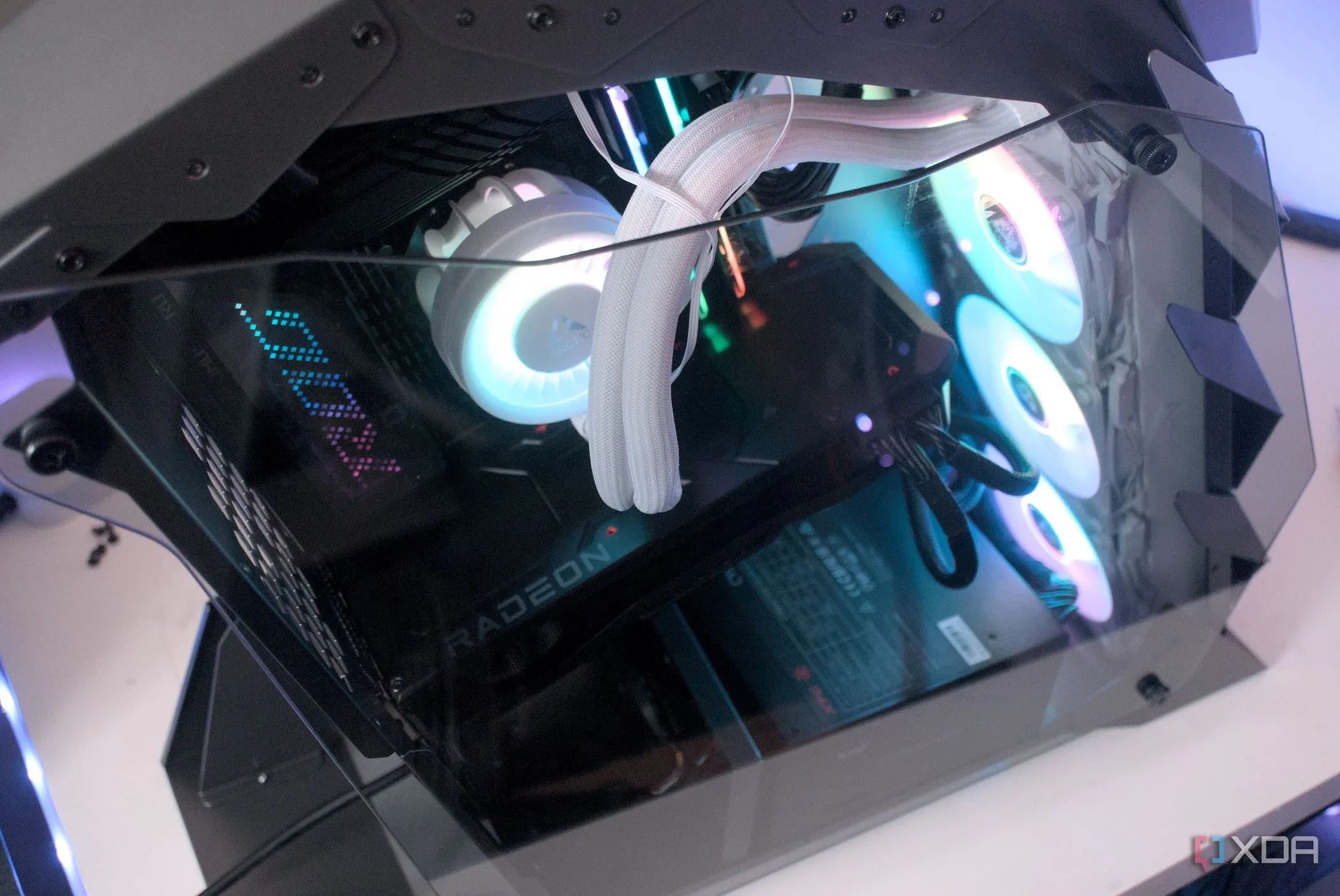 Hệ thống PC với tản nhiệt khí Vetroo K1 Pangolin bên trong thùng máy kính cường lực, minh họa hiệu suất cho cấu hình tầm trung
