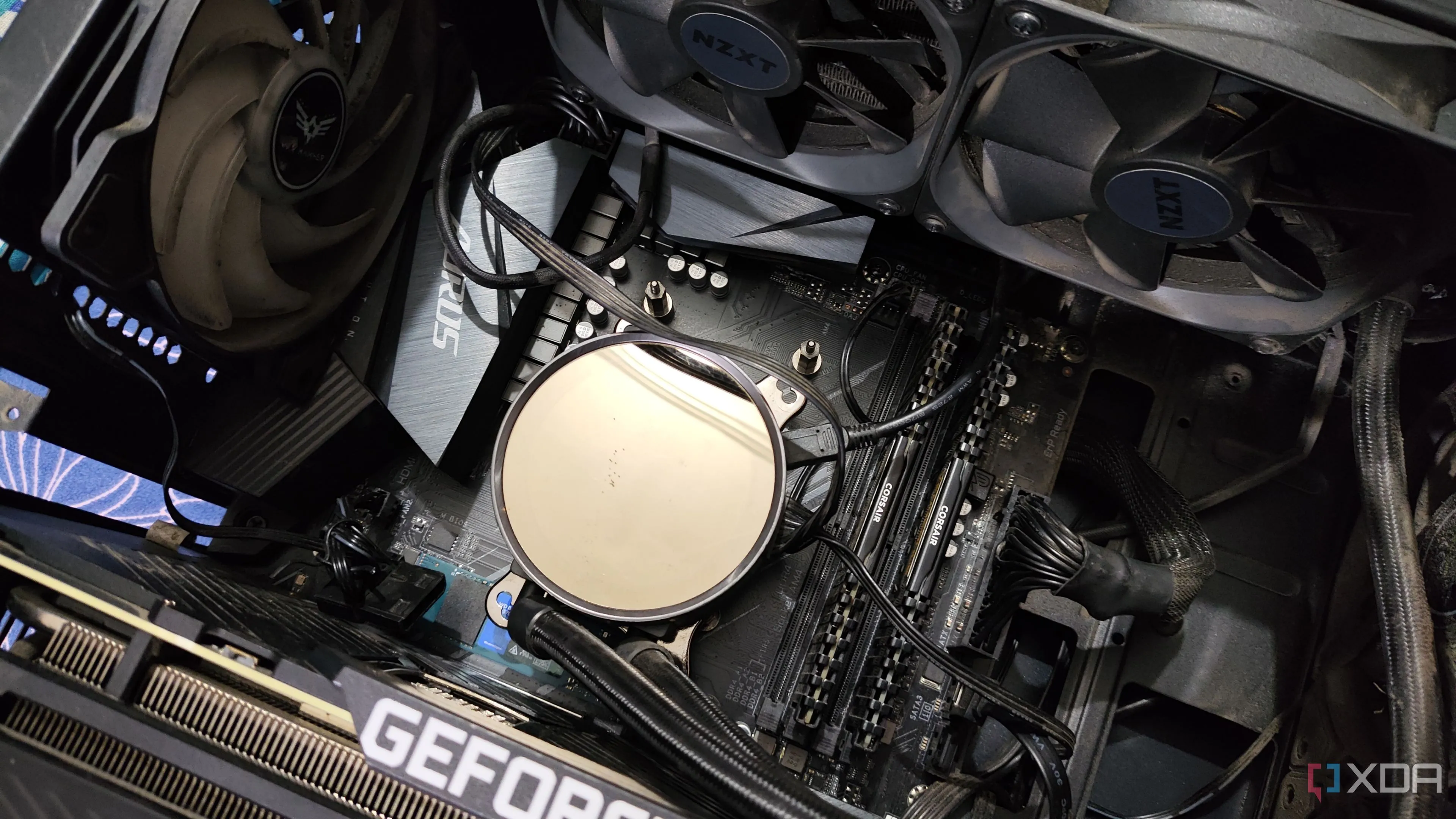Hệ thống tản nhiệt nước AIO (All-in-One) Kraken X52 đang hoạt động trong máy tính, minh họa sự cần thiết của việc kiểm tra khoảng trống case