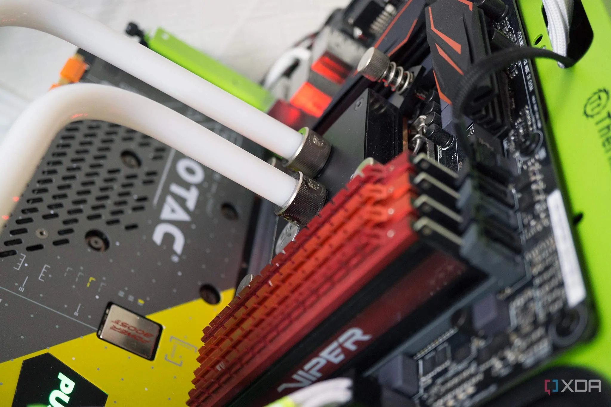 Hệ thống tản nhiệt nước custom đời cũ cho PC, cho thấy sự phức tạp của tản nhiệt nước