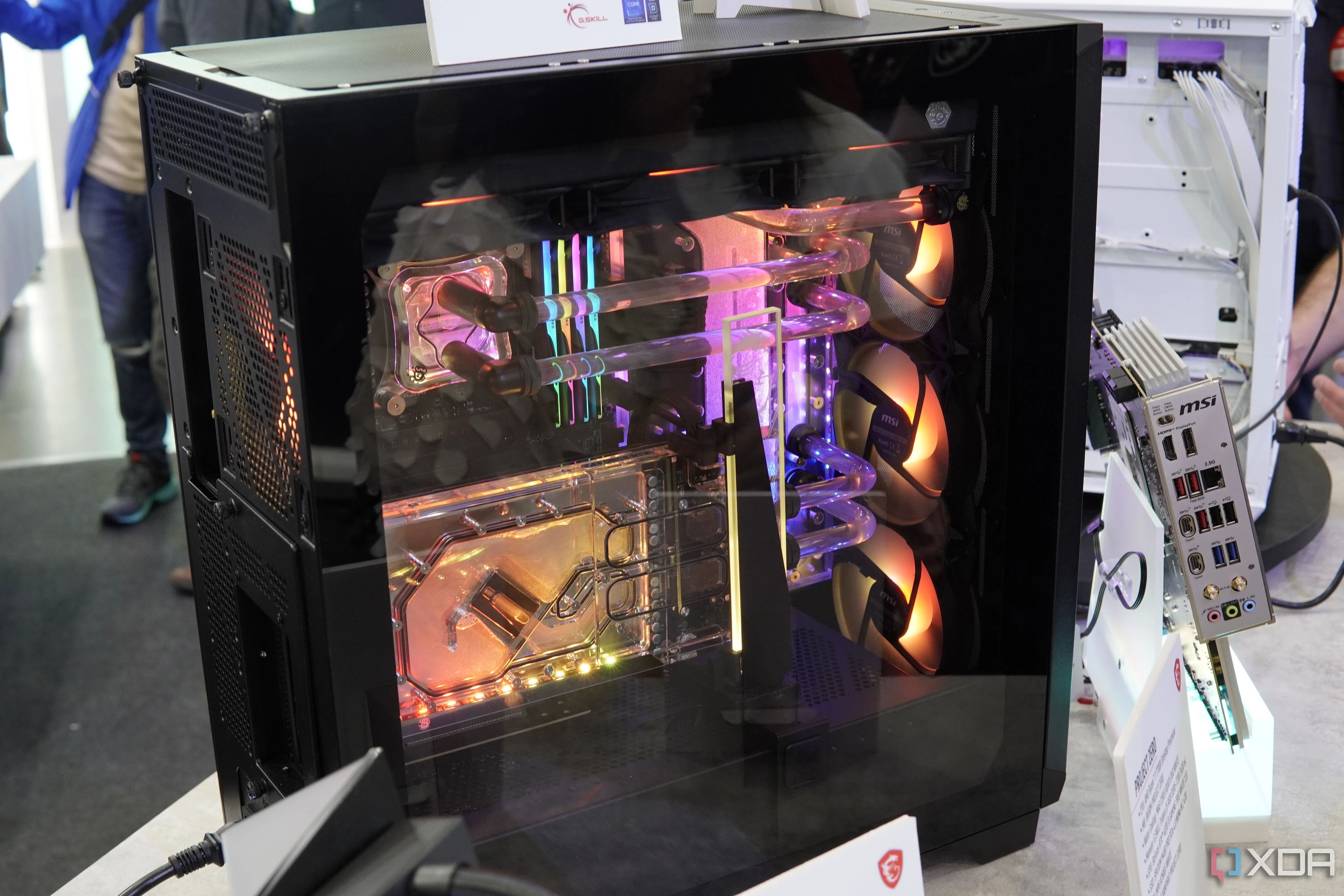 Hệ thống tản nhiệt nước custom trên PC MSI Project Zero với ống dẫn và block trong suốt cùng đèn RGB