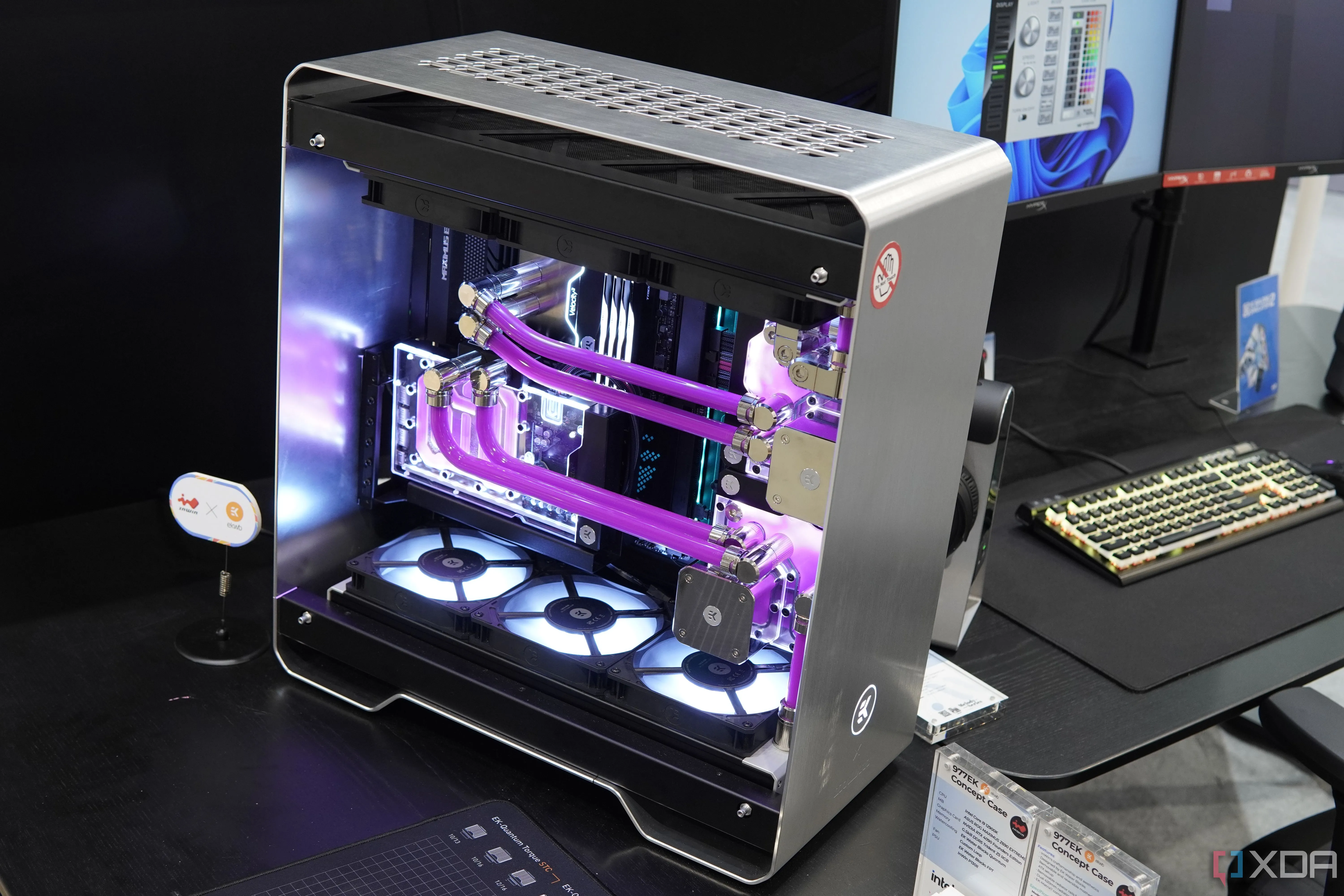 Hệ thống tản nhiệt nước tùy chỉnh InWin 977EK với hai loop làm mát và dung dịch màu hồng độc đáo