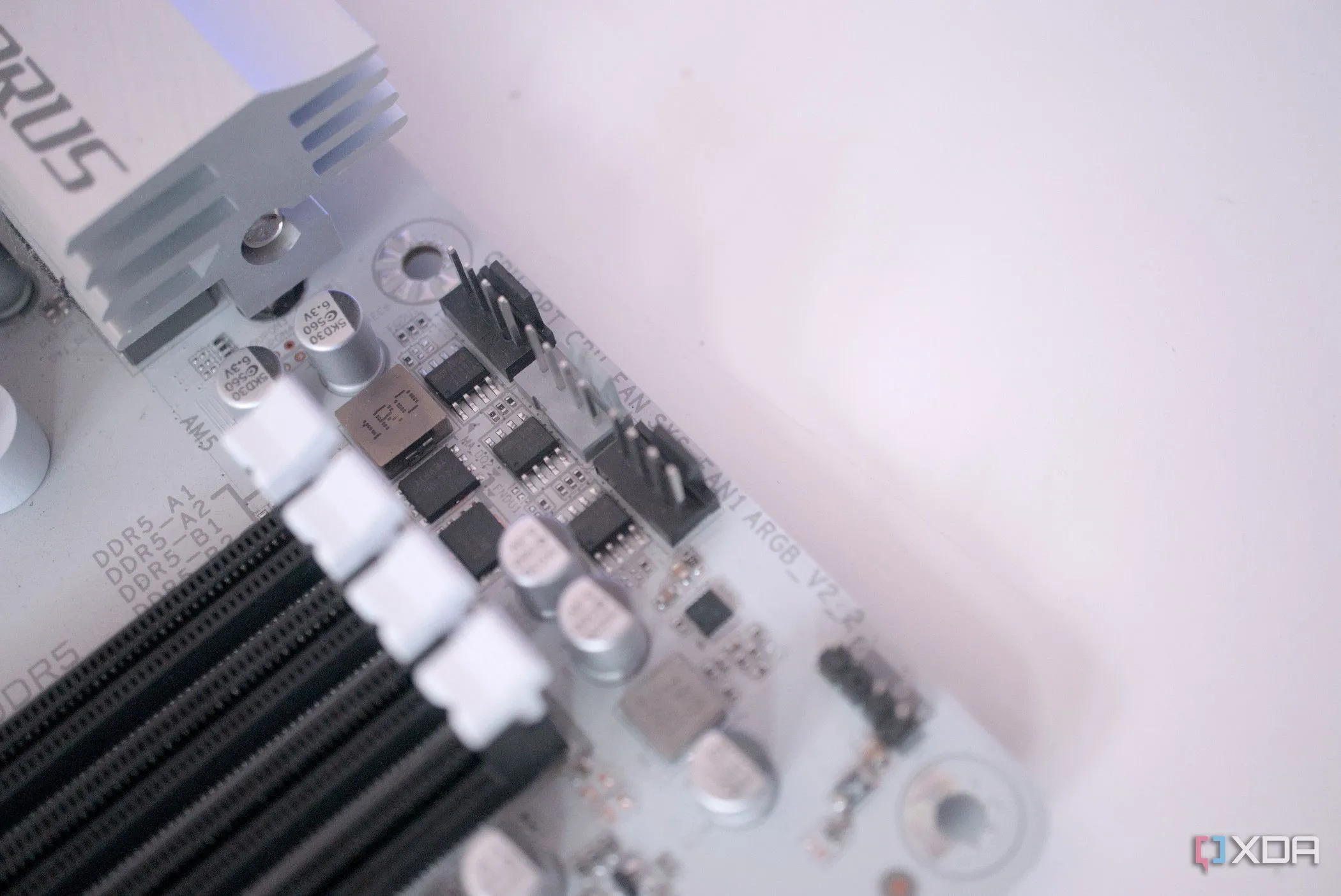 header quạt trên bo mạch chủ Gigabyte B650 Aorus Elite AX Ice