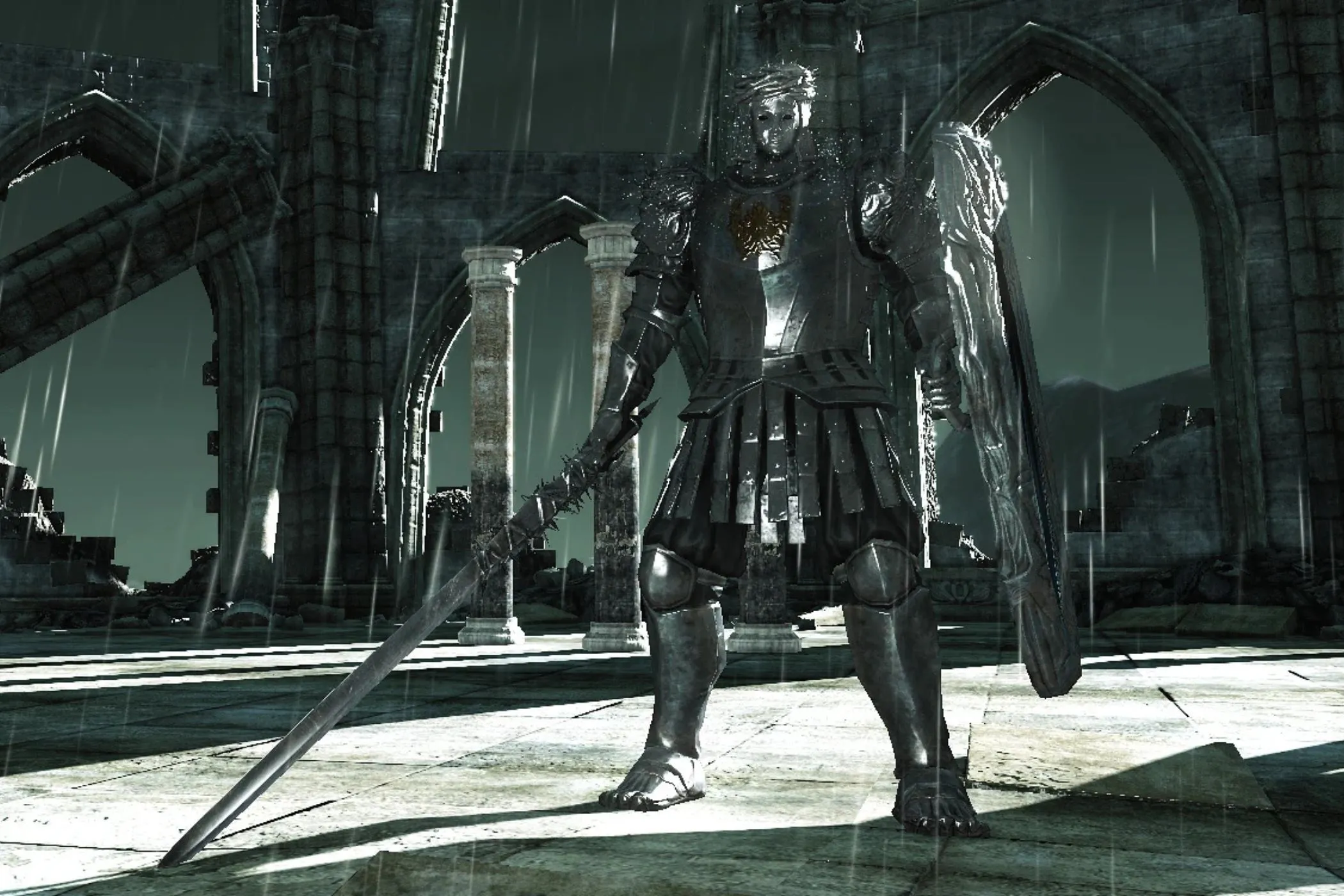 Hiệp sĩ Gương (Looking Glass Knight) với chiếc khiên phản chiếu trong Dark Souls 2 giữa cơn mưa