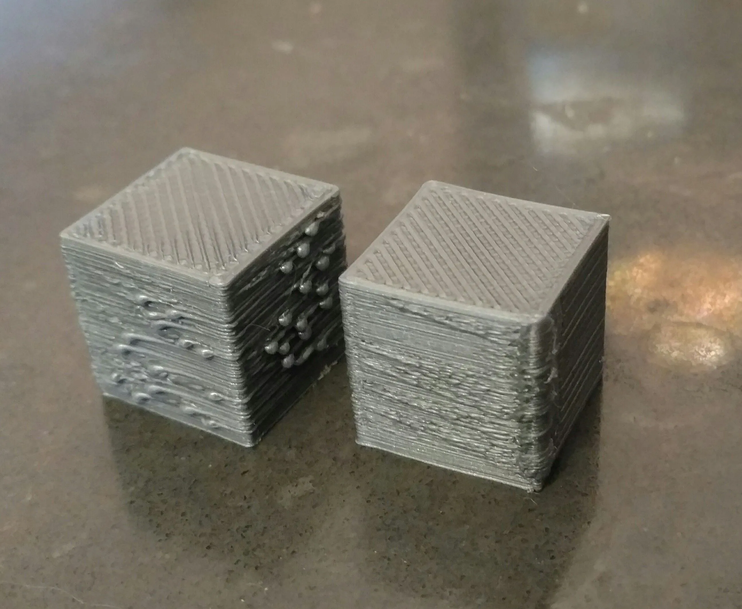 Hình ảnh bản in 3D bị lỗi đùn nhựa thừa (over-extrusion) với các lớp vật liệu bị phình và không đều.