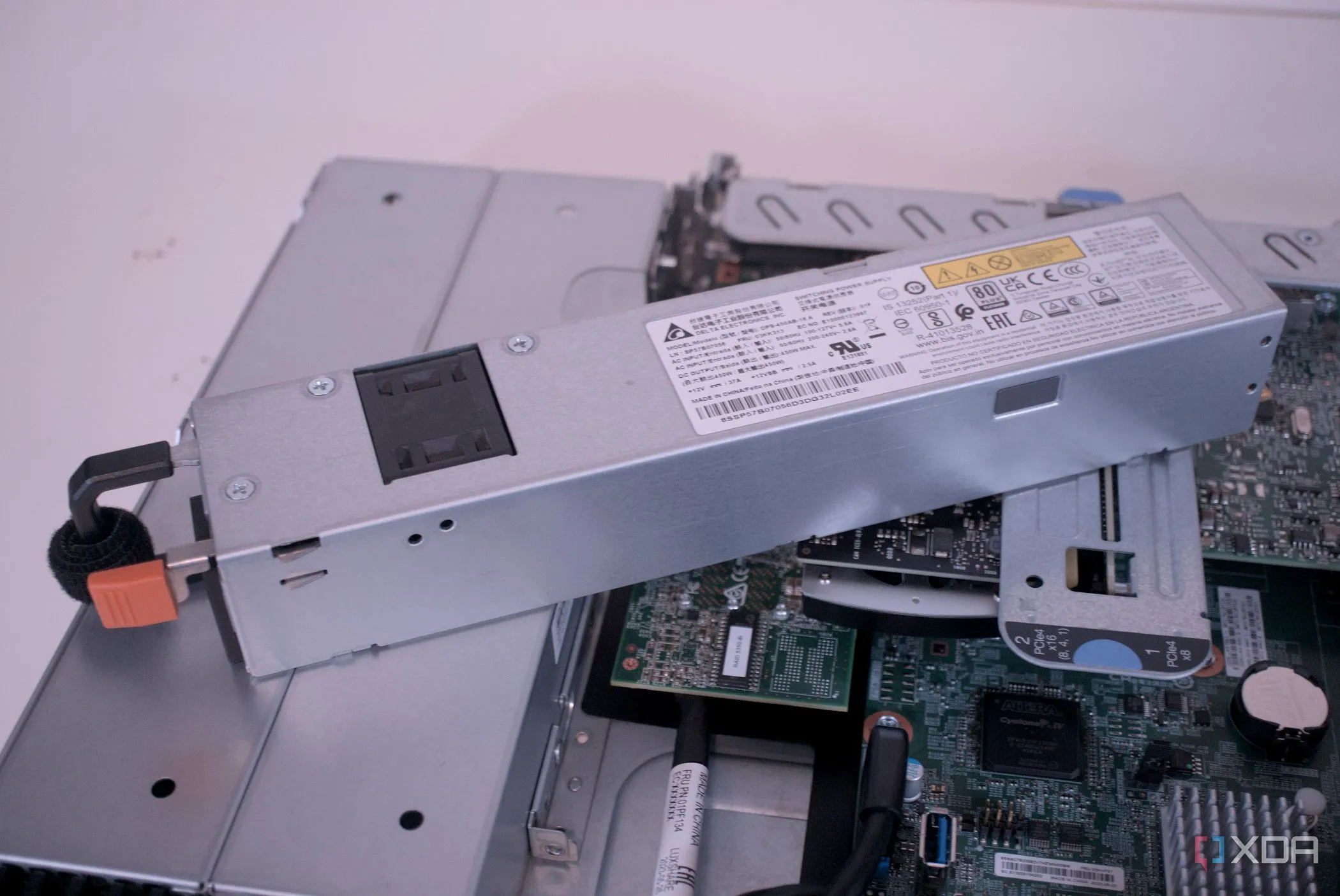 Hình ảnh bên trong của Lenovo ThinkServer SR250 V2, với bộ nguồn (PSU) và các linh kiện server, minh họa phần cứng cần bảo vệ khỏi mất điện