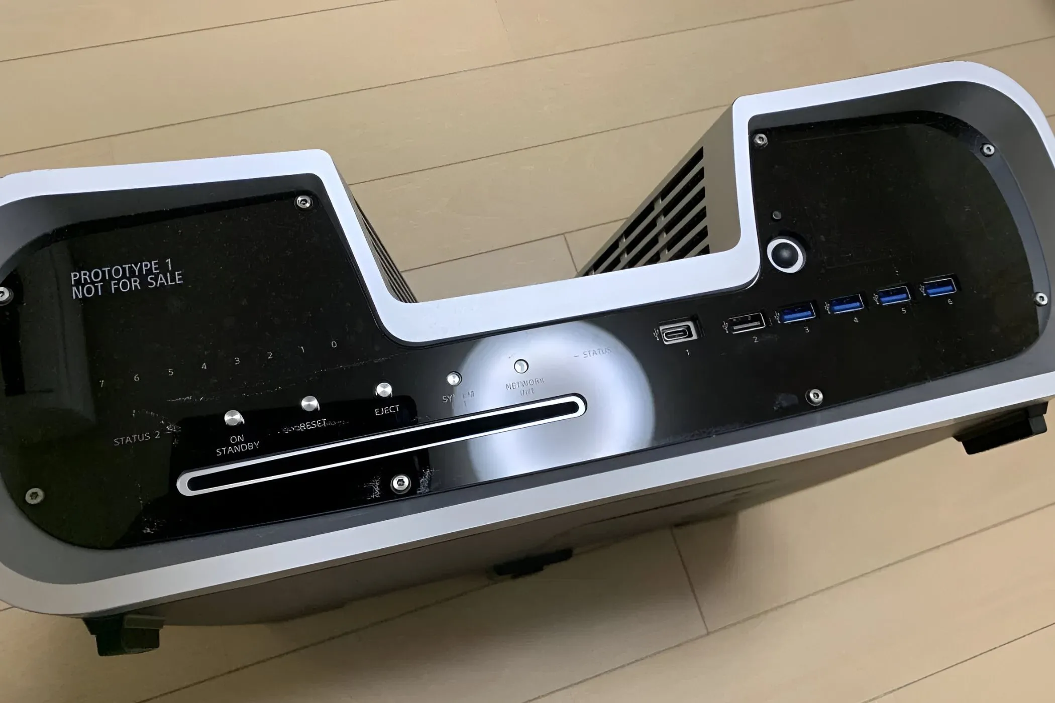 Hình ảnh bộ dev kit PlayStation 5 nguyên mẫu với thiết kế chữ V độc đáo và hầm hố.