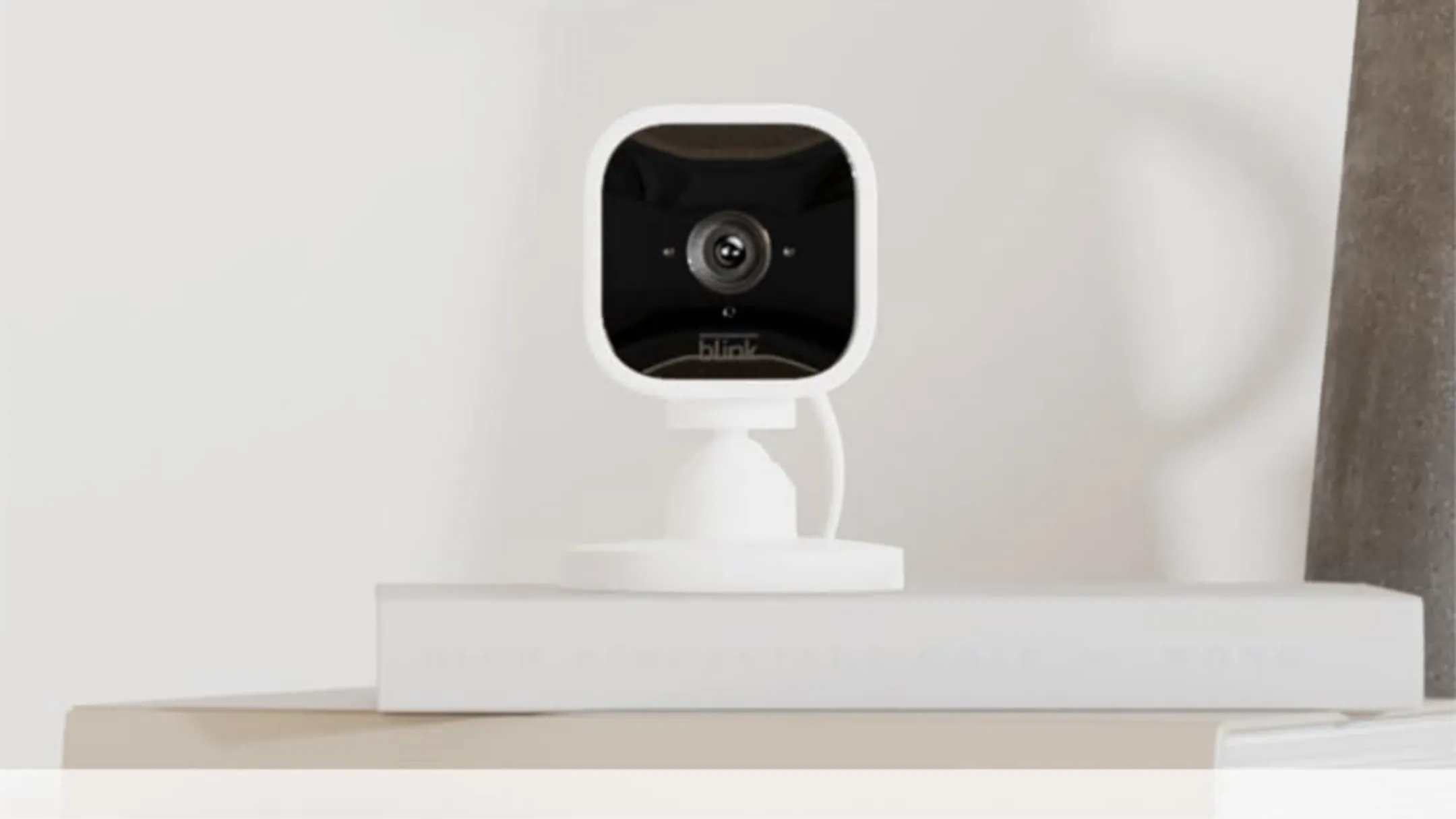 Hình ảnh camera an ninh Blink Mini, minh họa các tính năng giám sát thông minh