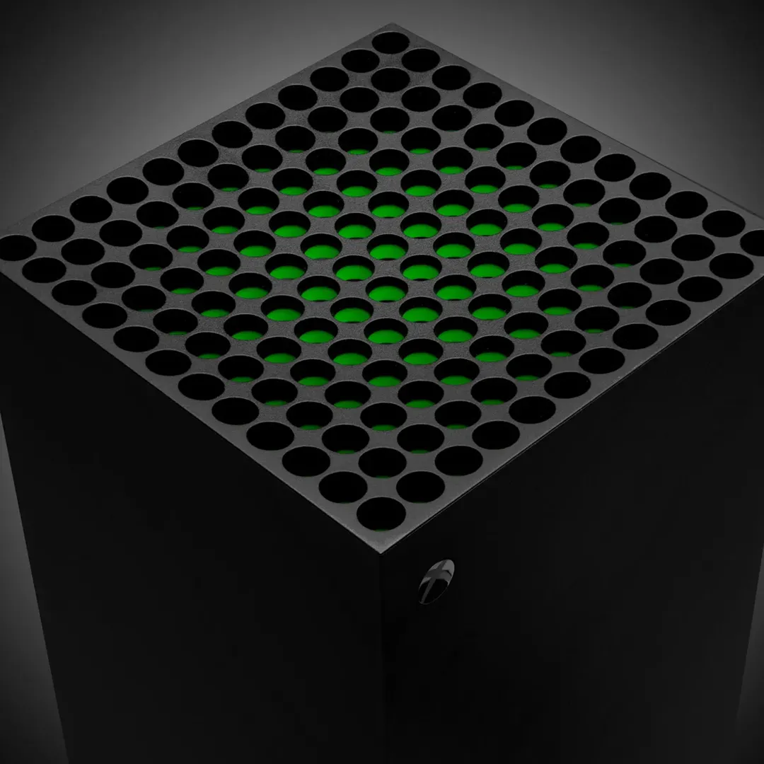 Hình ảnh cận cảnh máy console Xbox Series X màu đen, đại diện cho phần cứng mạnh mẽ nhưng thiếu tựa game độc quyền đột phá
