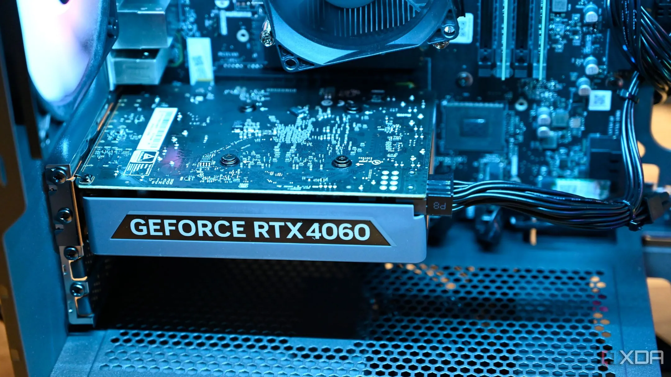 Hình ảnh cận cảnh một card đồ họa Nvidia GeForce RTX 4060 bên trong máy tính, minh họa việc sử dụng GPU hiện đại và các công nghệ tăng tốc khung hình.