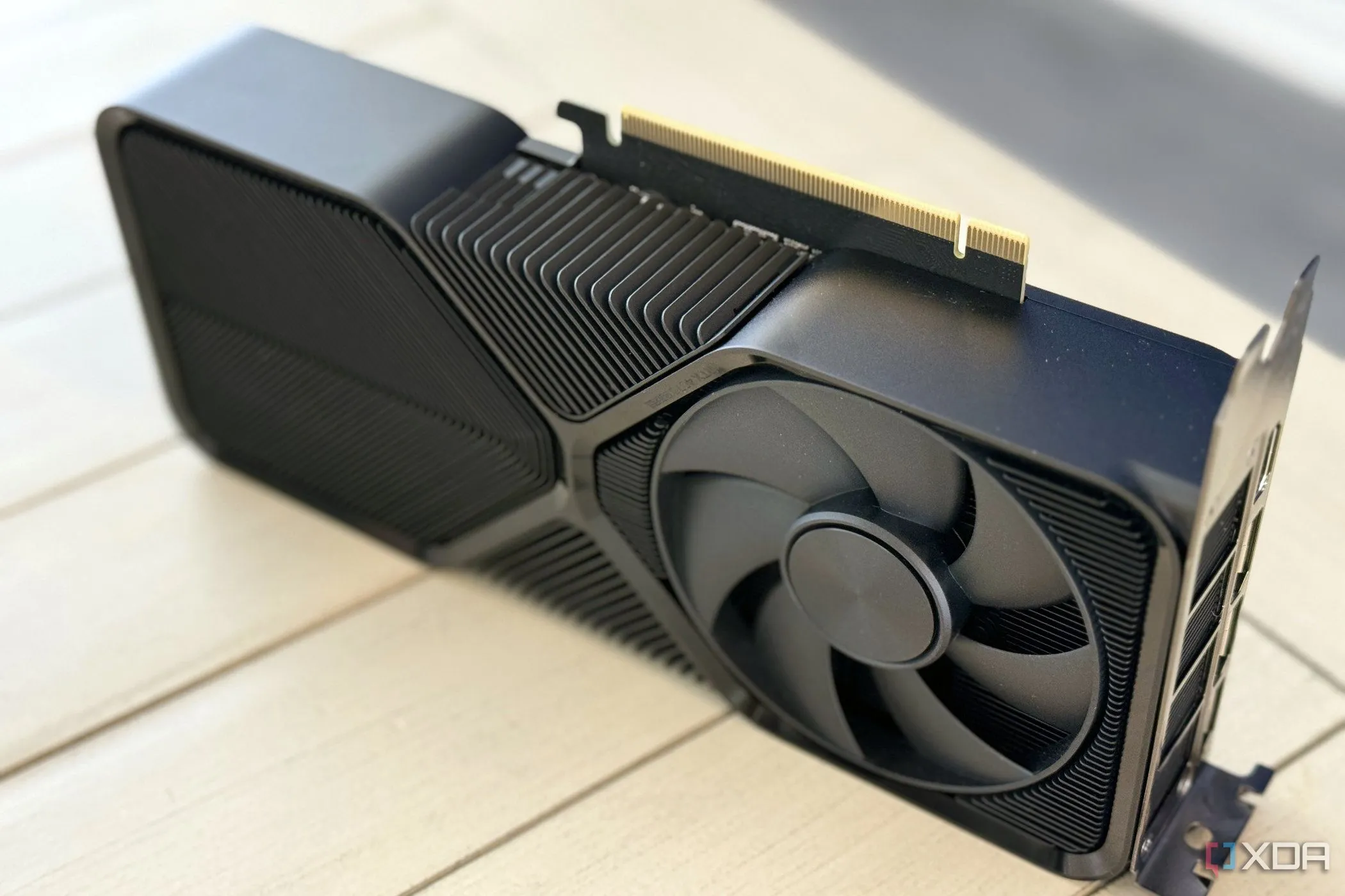 Hình ảnh card đồ họa NVIDIA GeForce RTX 4070 Super Founders Edition, minh họa kích thước lớn của các thế hệ tản nhiệt gần đây