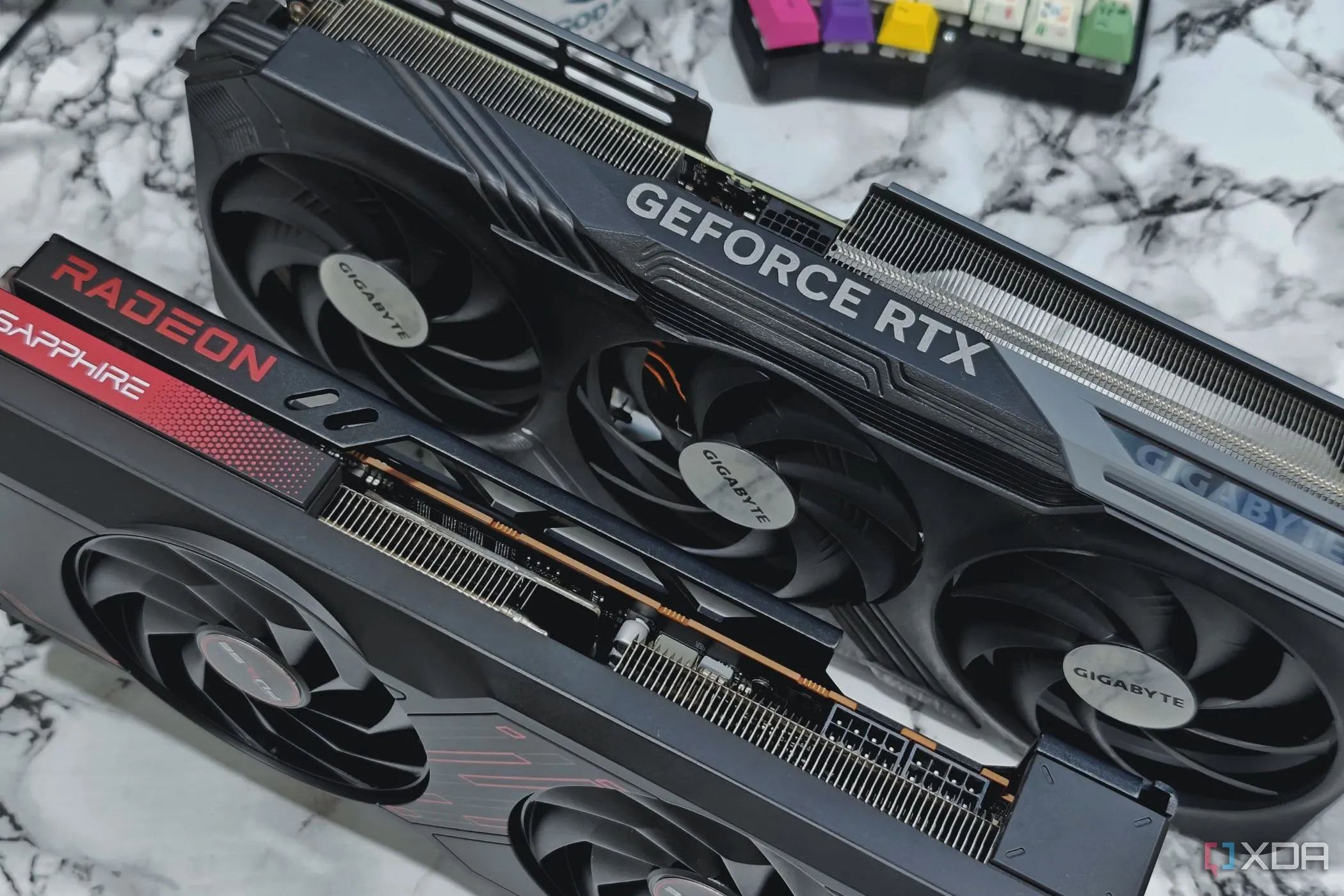 Hình ảnh card đồ họa NVIDIA GeForce RTX 4070 Ti và AMD Radeon RX 7700 XT, đại diện cho các GPU hiện đại hỗ trợ Resizable BAR