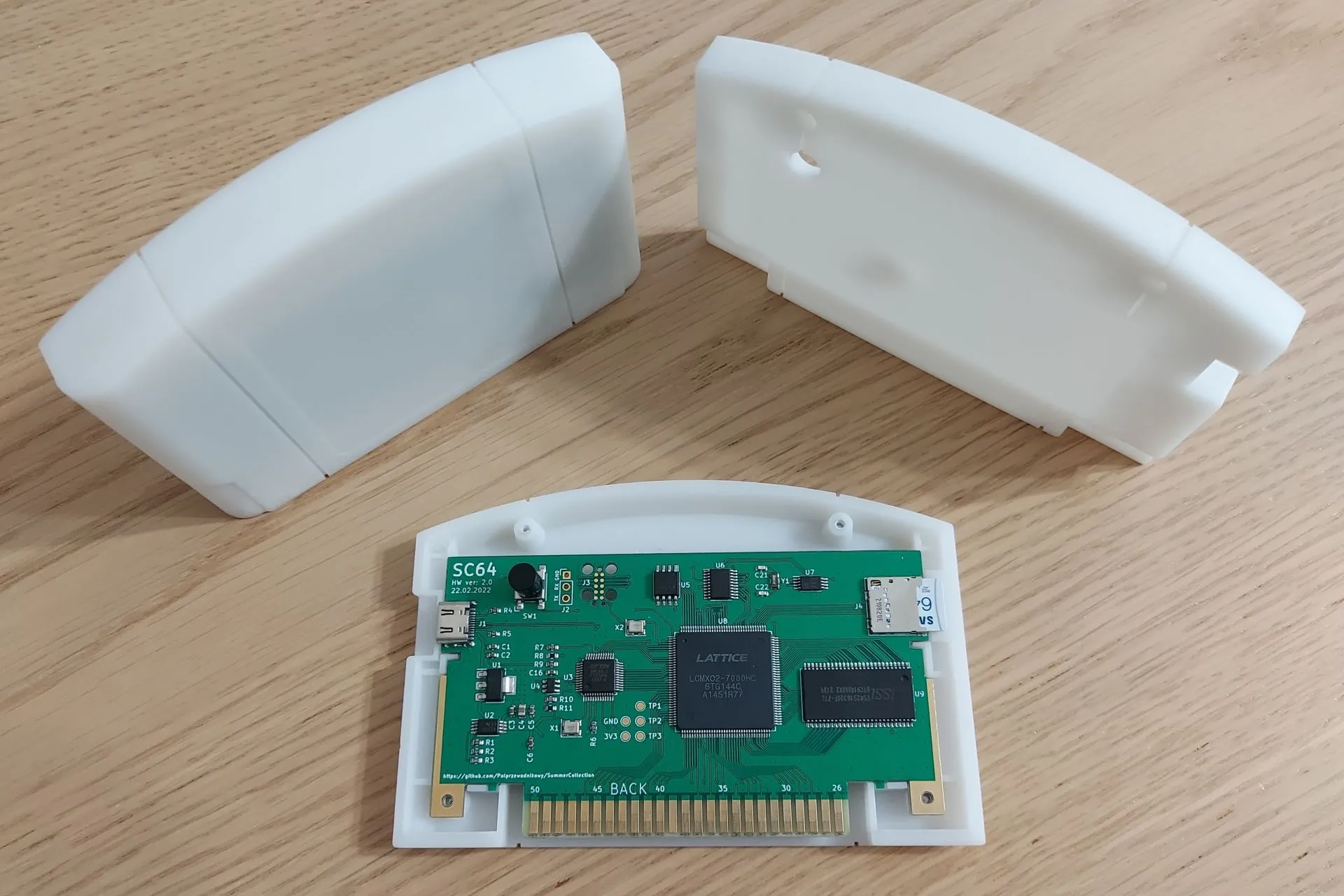 Hình ảnh cắt ngang của SummerCart64, một loại flash cart cho phép chơi ROM trên máy Nintendo 64 gốc