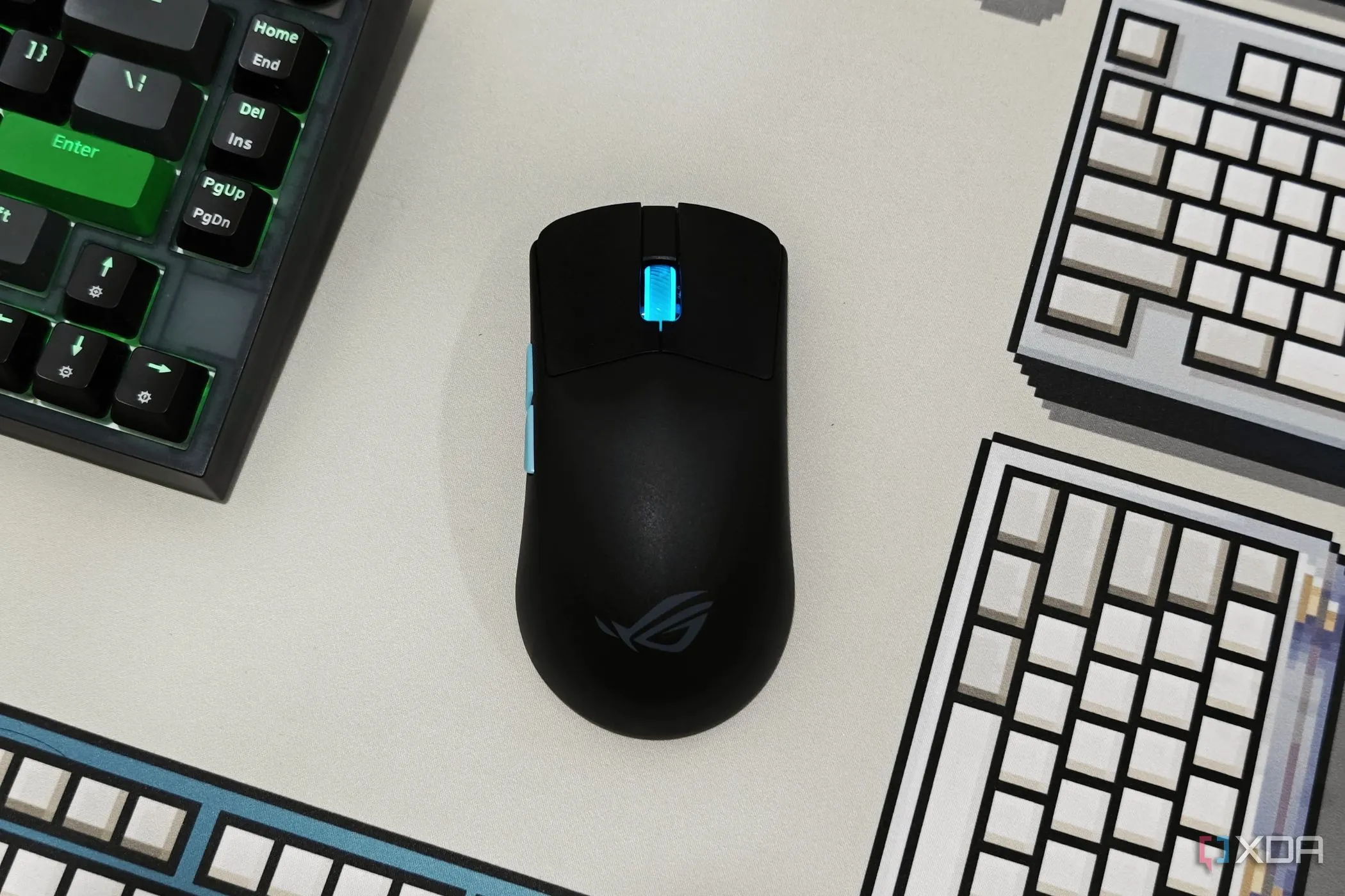Hình ảnh chuột ASUS ROG Harpe Ace Aim Lab Edition nhìn từ trên xuống