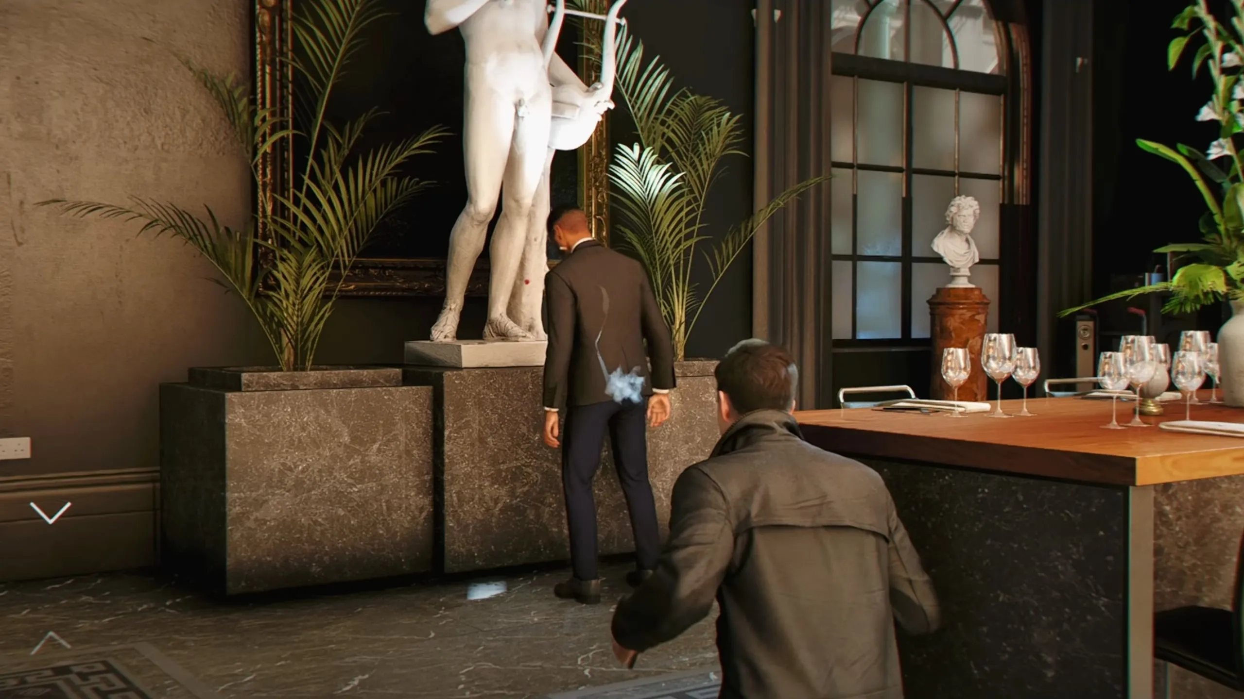 Hình ảnh gameplay lén lút từ 007 First Light, cho thấy James Bond đang ngụy trang trong môi trường đô thị và có thể tạo sự phân tâm kẻ thù.