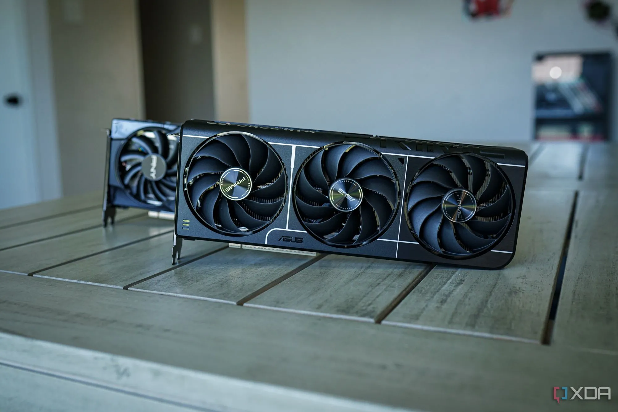 Hình ảnh hai card đồ họa Nvidia RTX 5060 Ti, đại diện cho phiên bản 8GB và 16GB VRAM