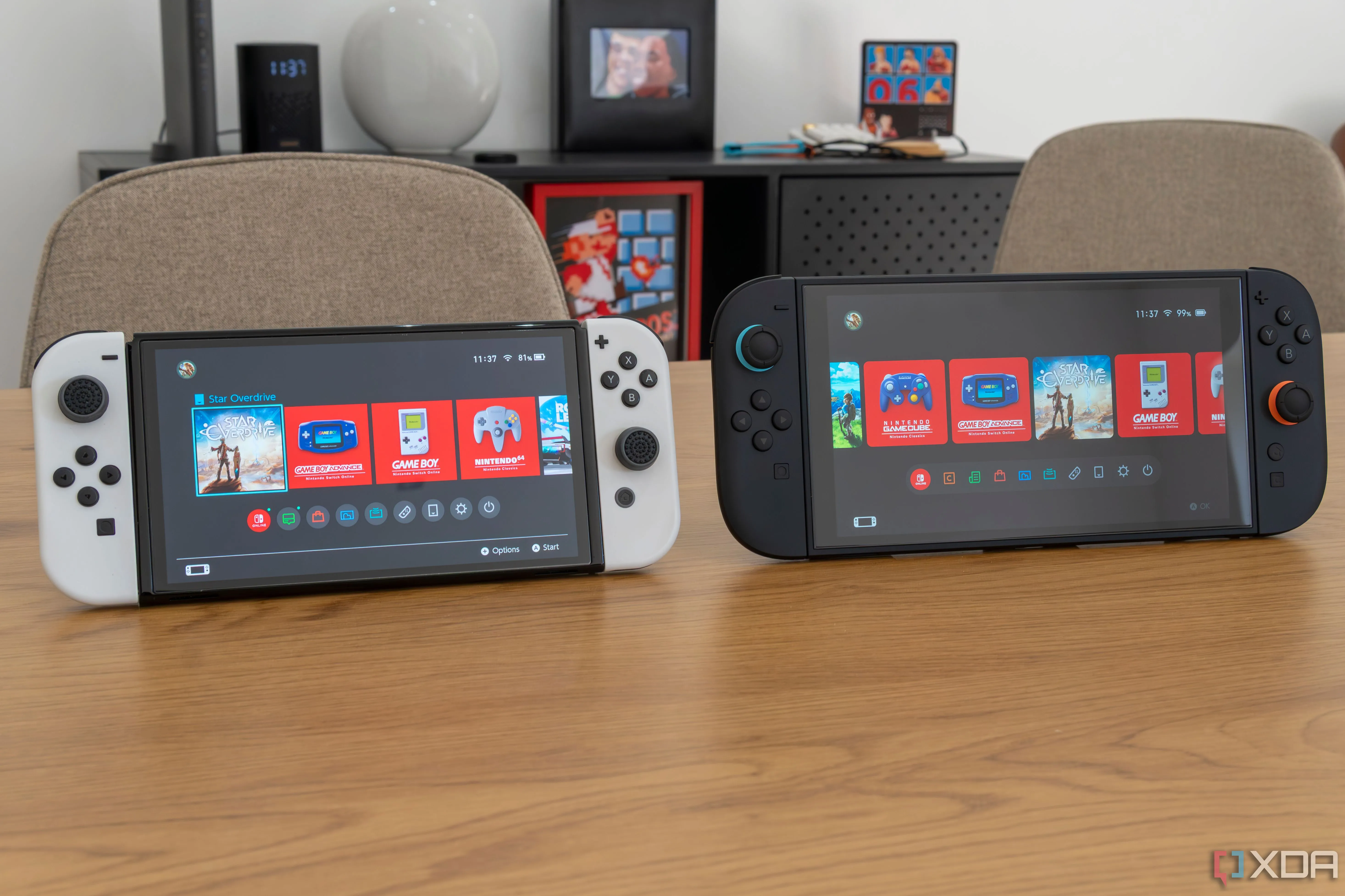 Hình ảnh hai máy Nintendo Switch, một bản OLED và một bản Switch 2, đặt cạnh nhau đều hiển thị màn hình chính