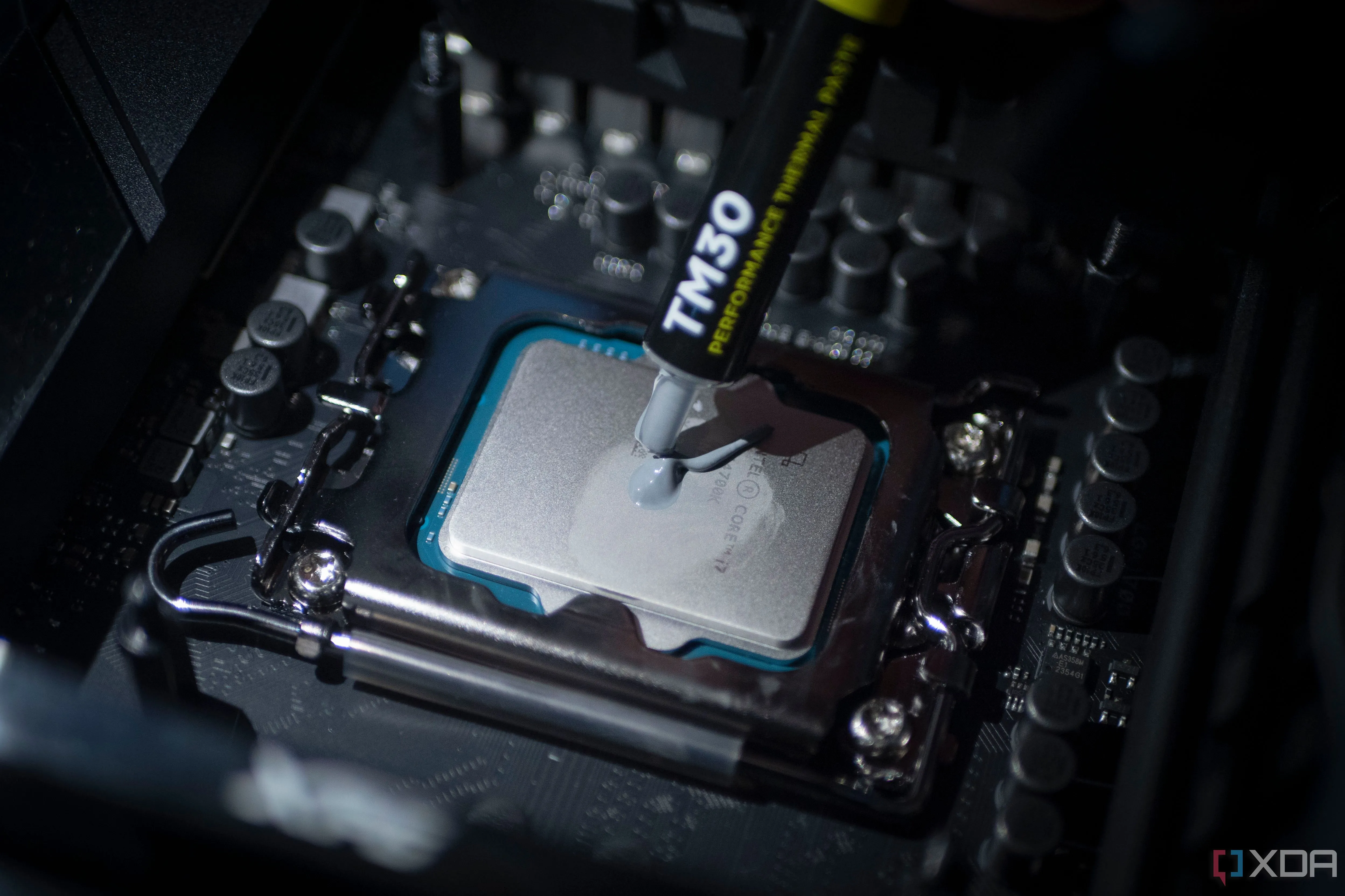 Hình ảnh keo tản nhiệt đang được bôi lên CPU Intel Core i7-14700K, thể hiện quy trình bôi keo cho hiệu quả tản nhiệt tối ưu.