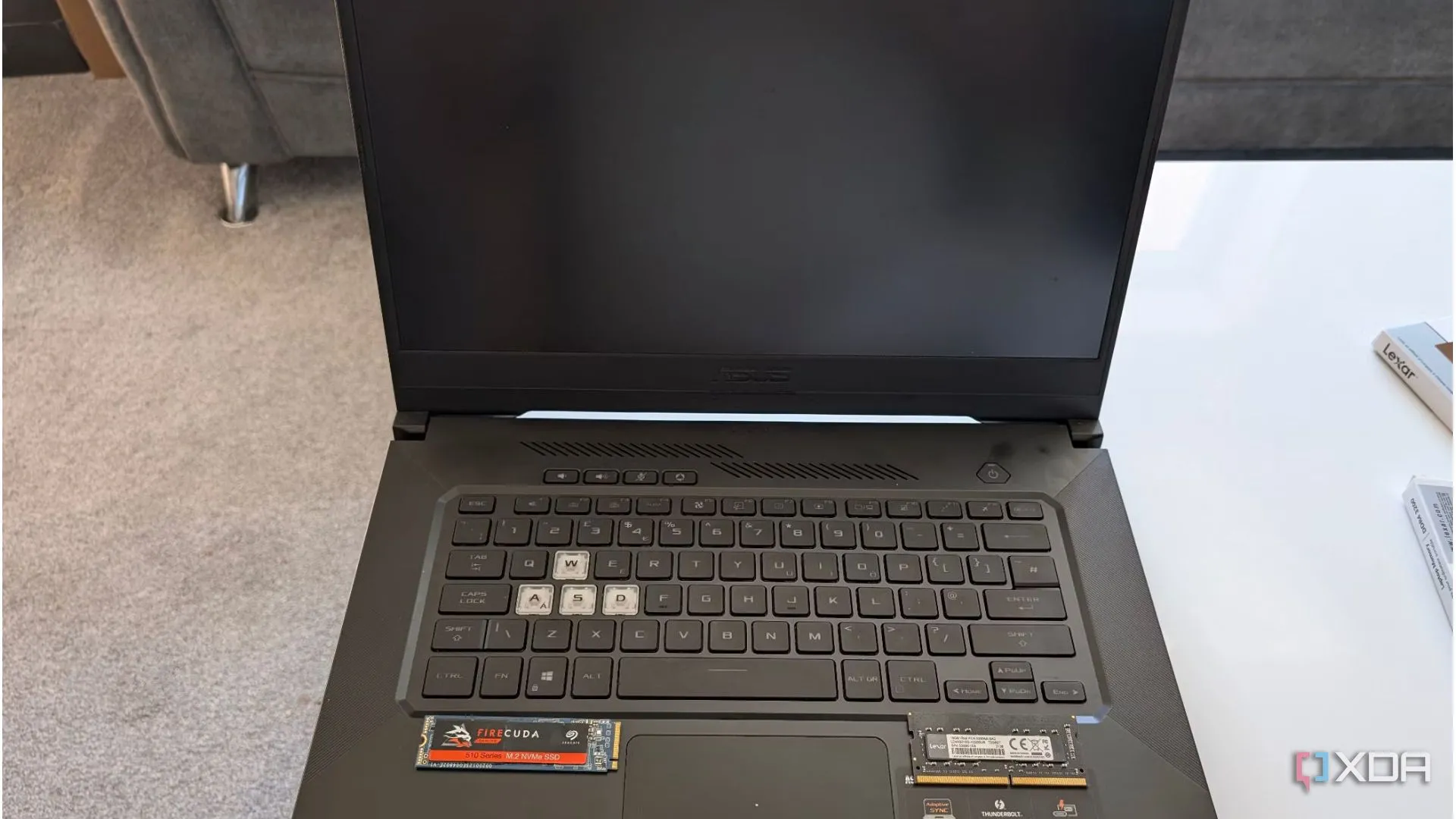 Hình ảnh laptop ASUS đang được nâng cấp với RAM và ổ NVMe