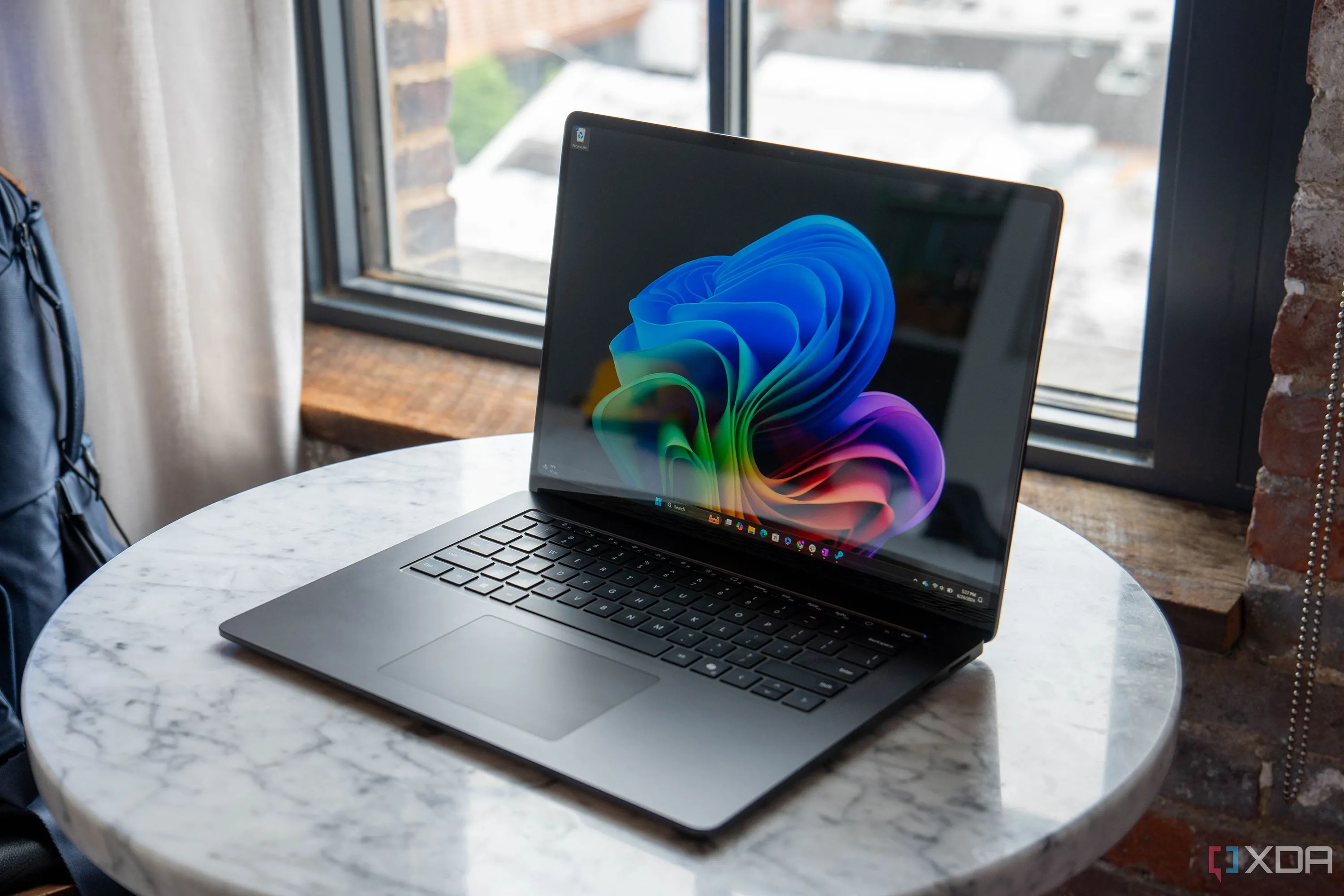 Hình ảnh laptop Surface hiện đại, biểu tượng cho dữ liệu cá nhân cần được bảo vệ trước các mối đe dọa an ninh mạng