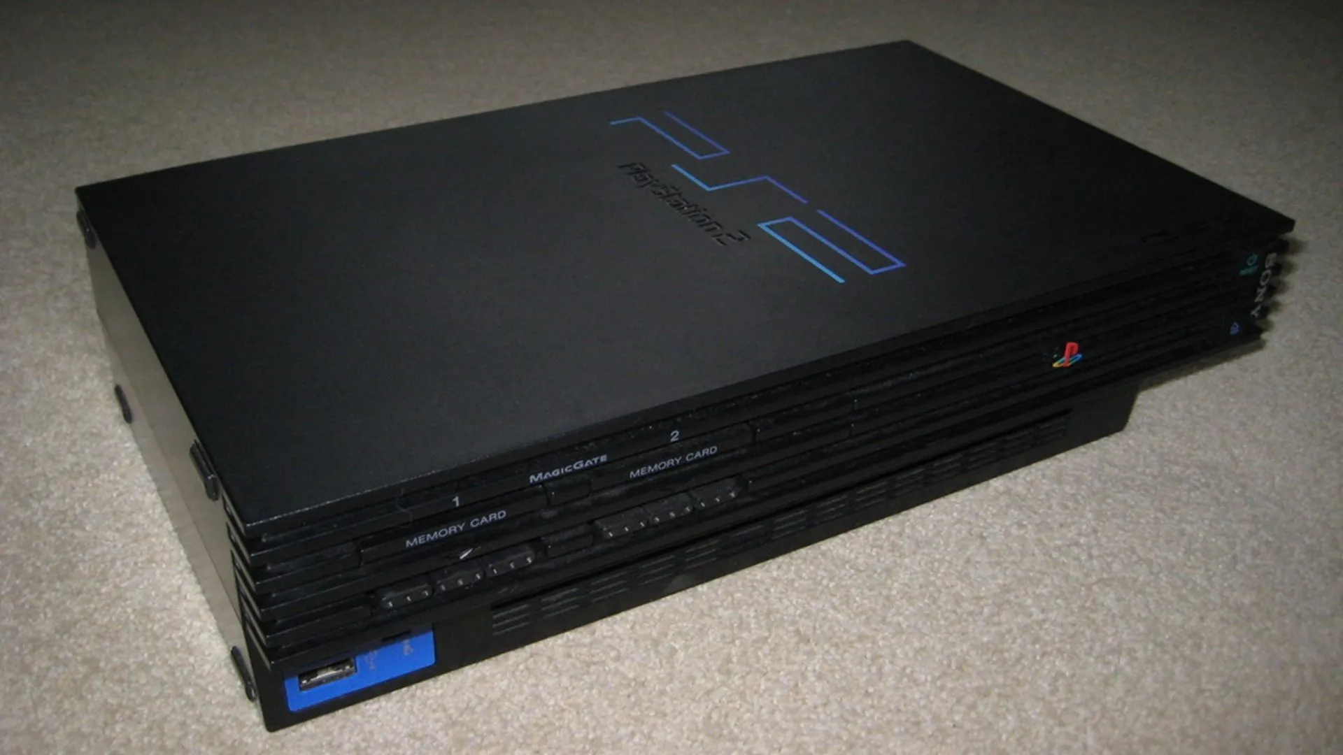 Hình ảnh mẫu PlayStation 2 đầu tiên, thiết bị đọc DVD và chơi game đột phá.