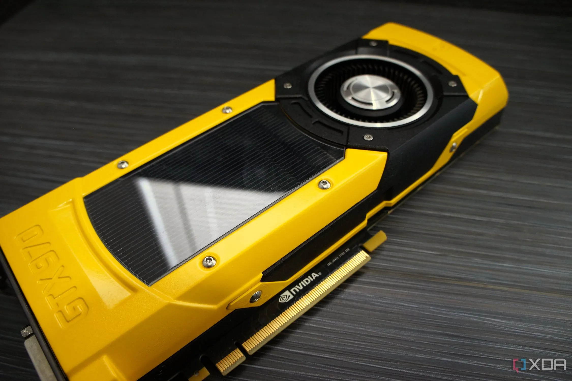 Hình ảnh minh họa card đồ họa Nvidia GeForce GTX, đại diện cho phần cứng PC tầm trung và cũ