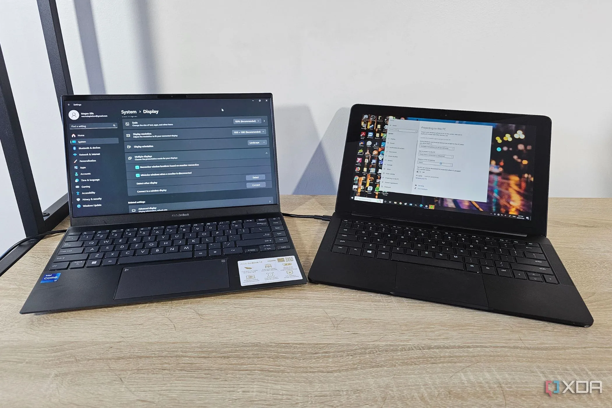 Hình ảnh minh họa hai laptop trên bàn làm việc trong môi trường home lab