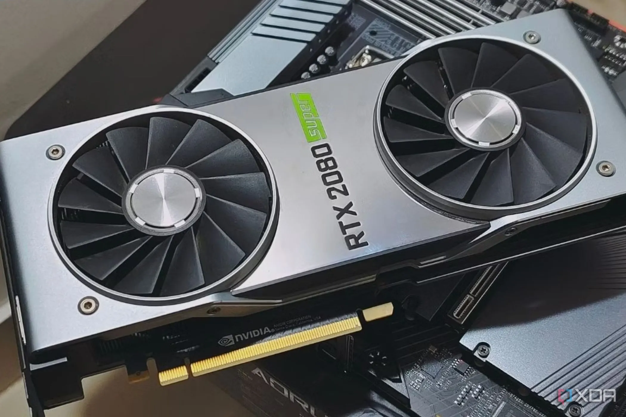 Hình ảnh minh họa một card đồ họa NVIDIA GeForce trên bo mạch chủ, đại diện cho công nghệ GPU của Nvidia.
