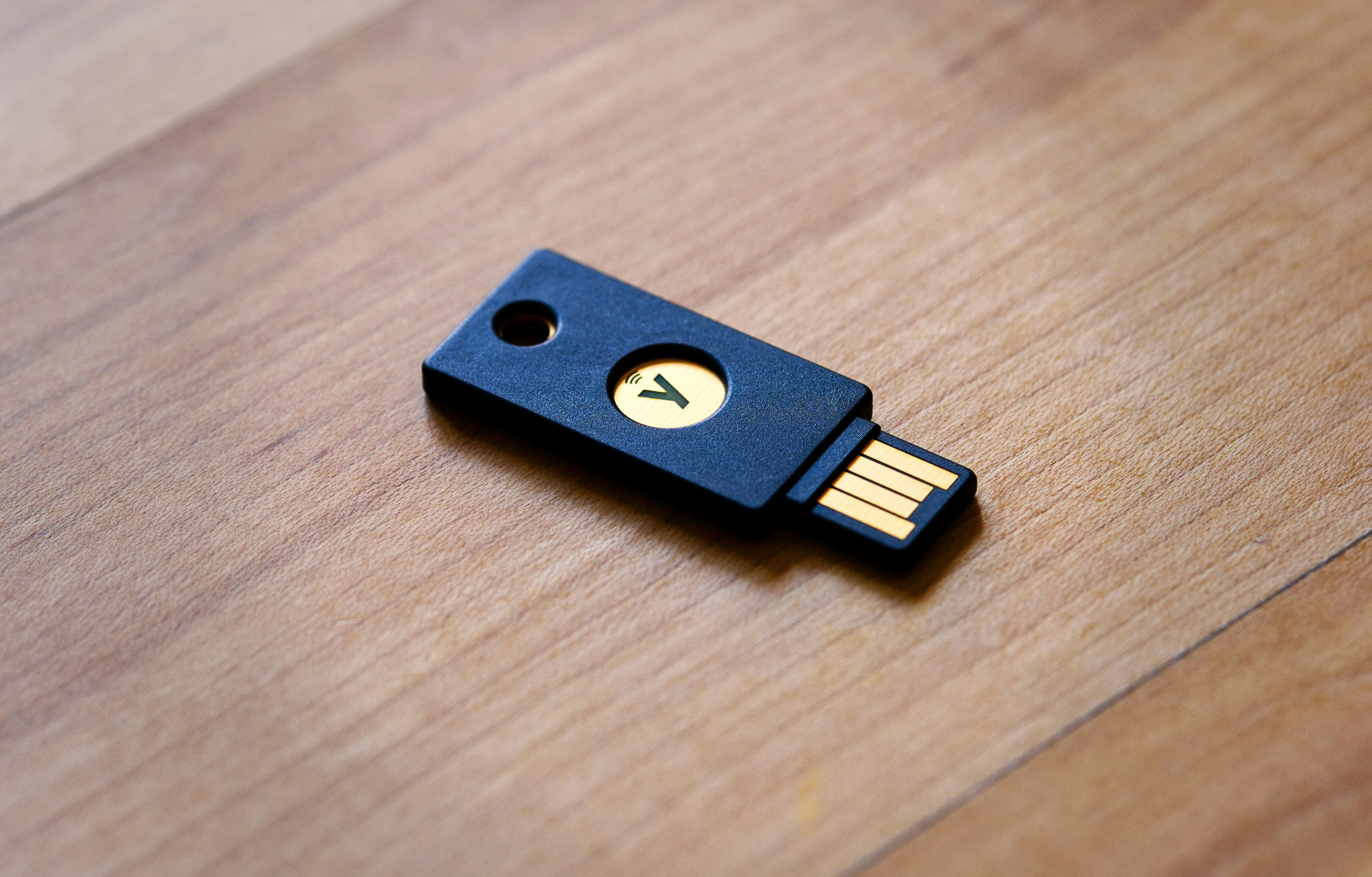 Hình ảnh minh họa một Yubikey, thiết bị khóa bảo mật phần cứng.
